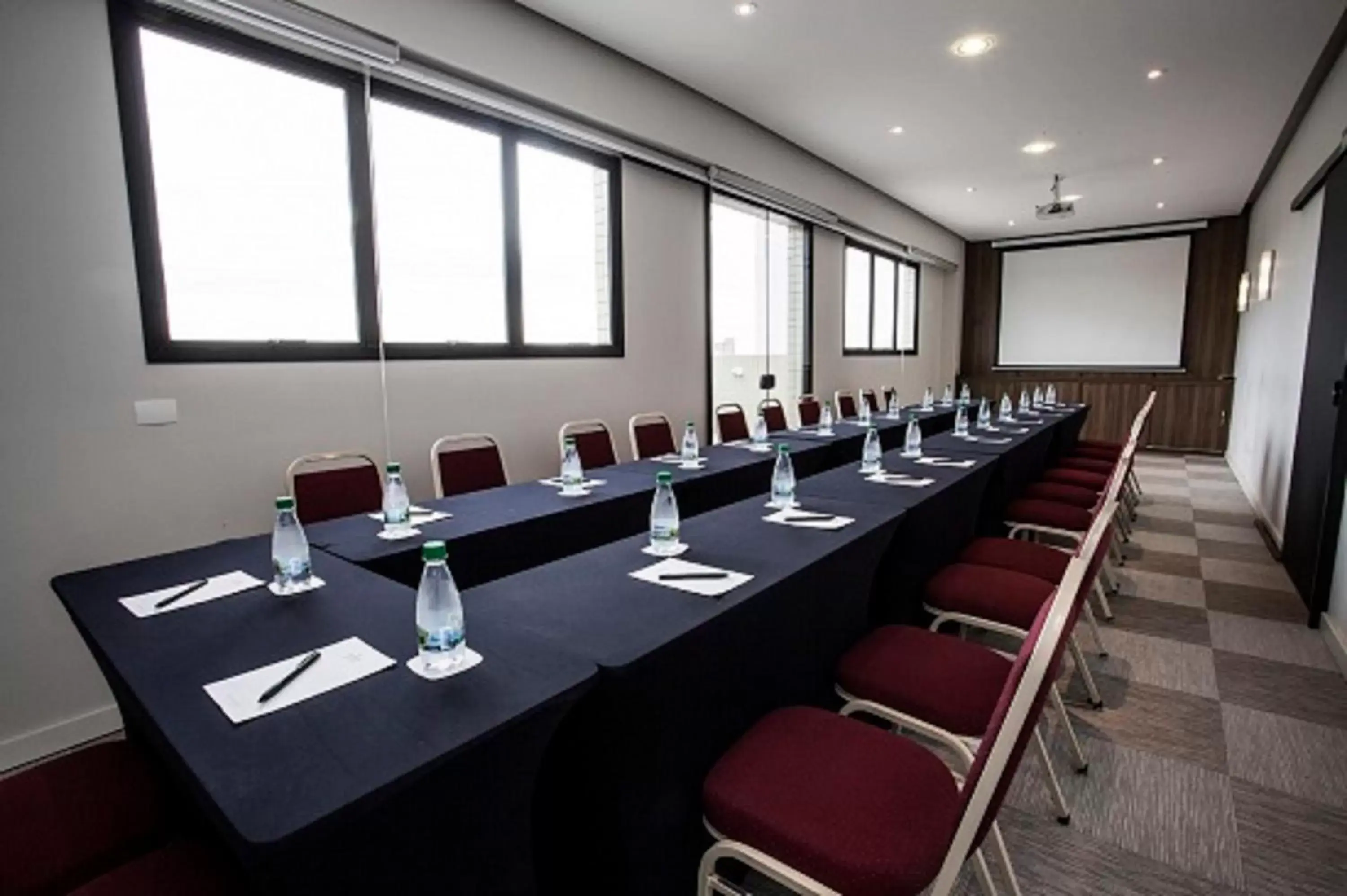 Meeting/conference room in Rio Hotel by Bourbon Curitiba Batel