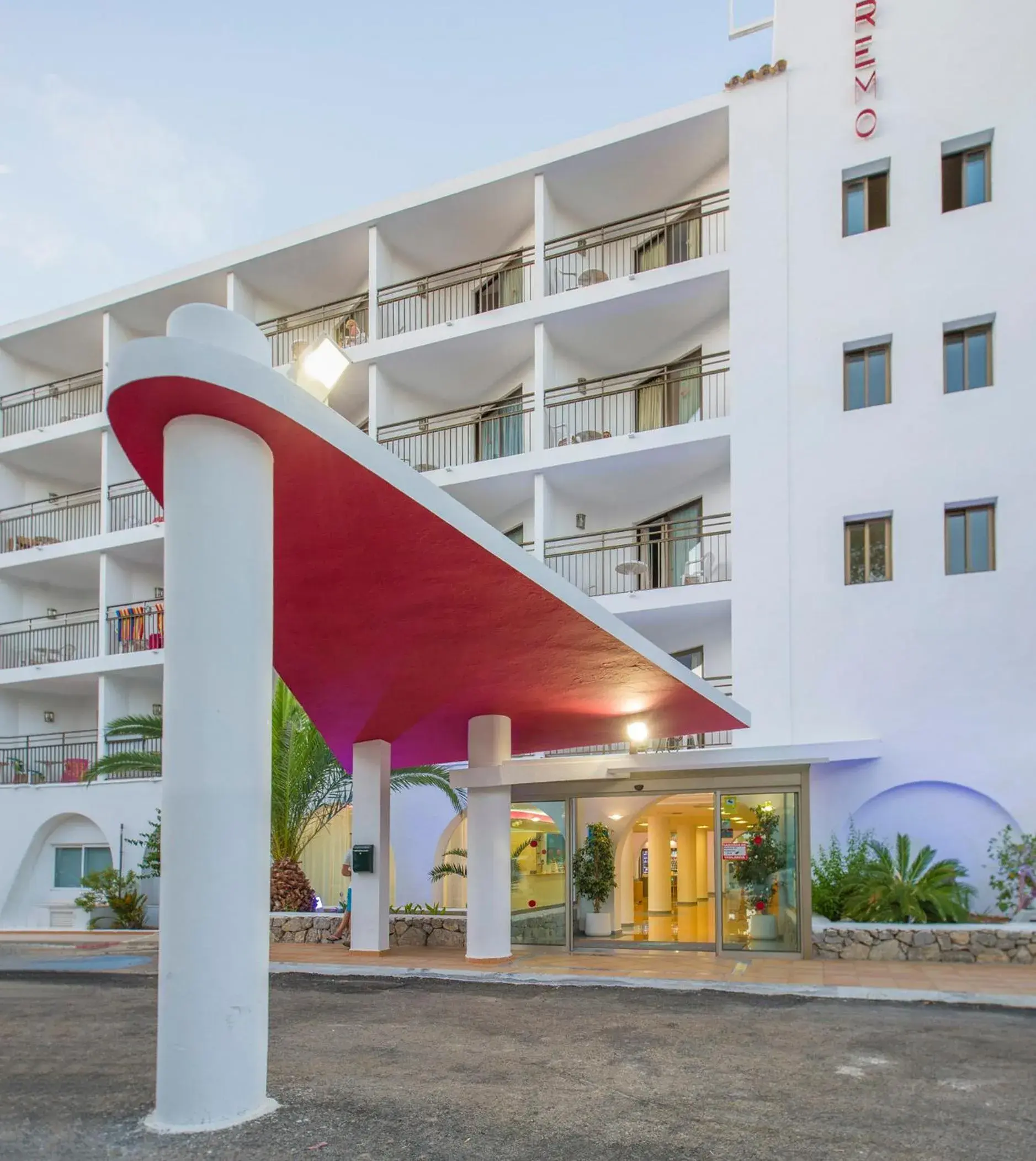 Facade/Entrance in Hotel Playasol San Remo