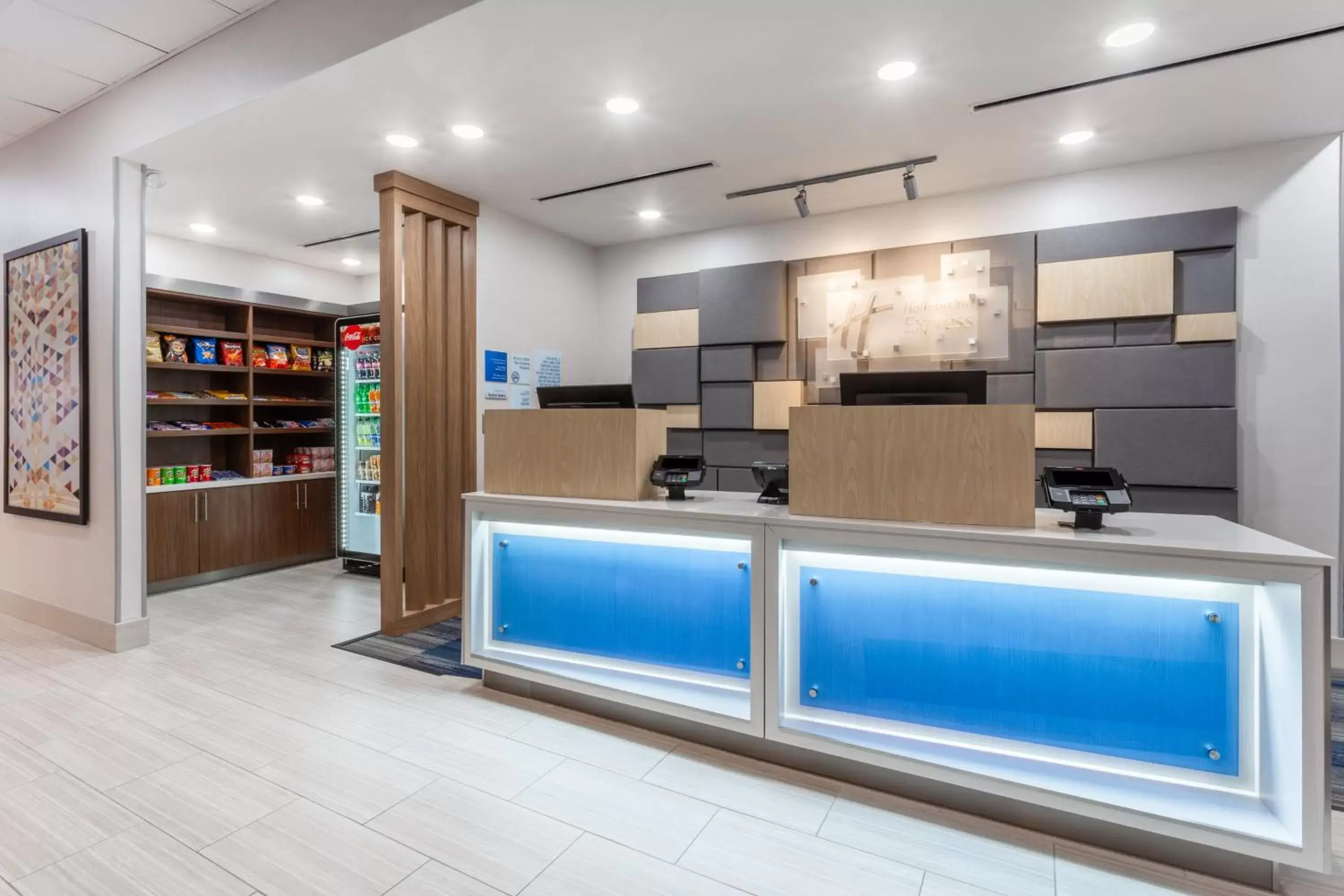 Lobby or reception, Kitchen/Kitchenette in Holiday Inn Express & Suites Kearney, an IHG Hotel