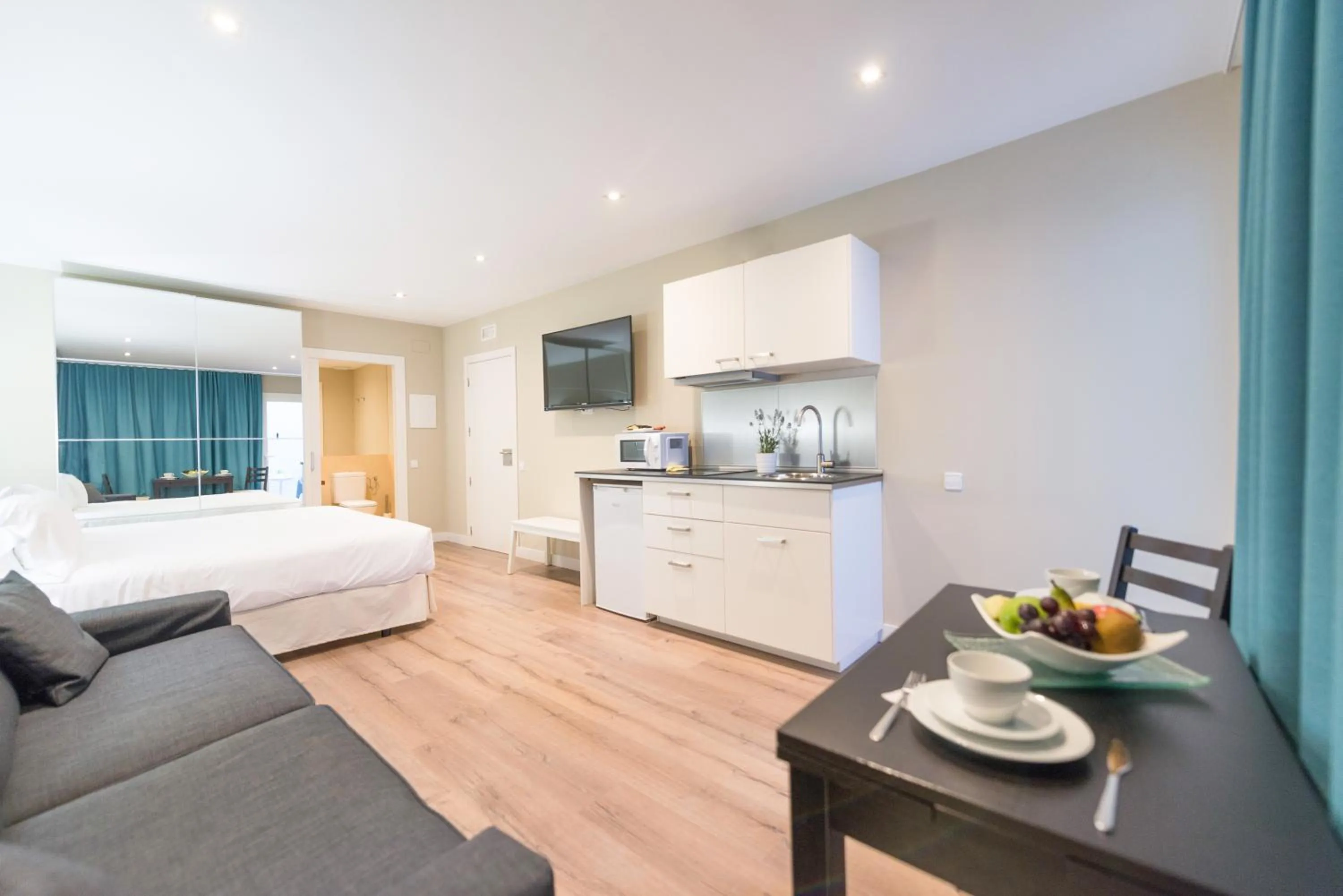 Kitchen or kitchenette, Bed in Senator Barcelona Apartments