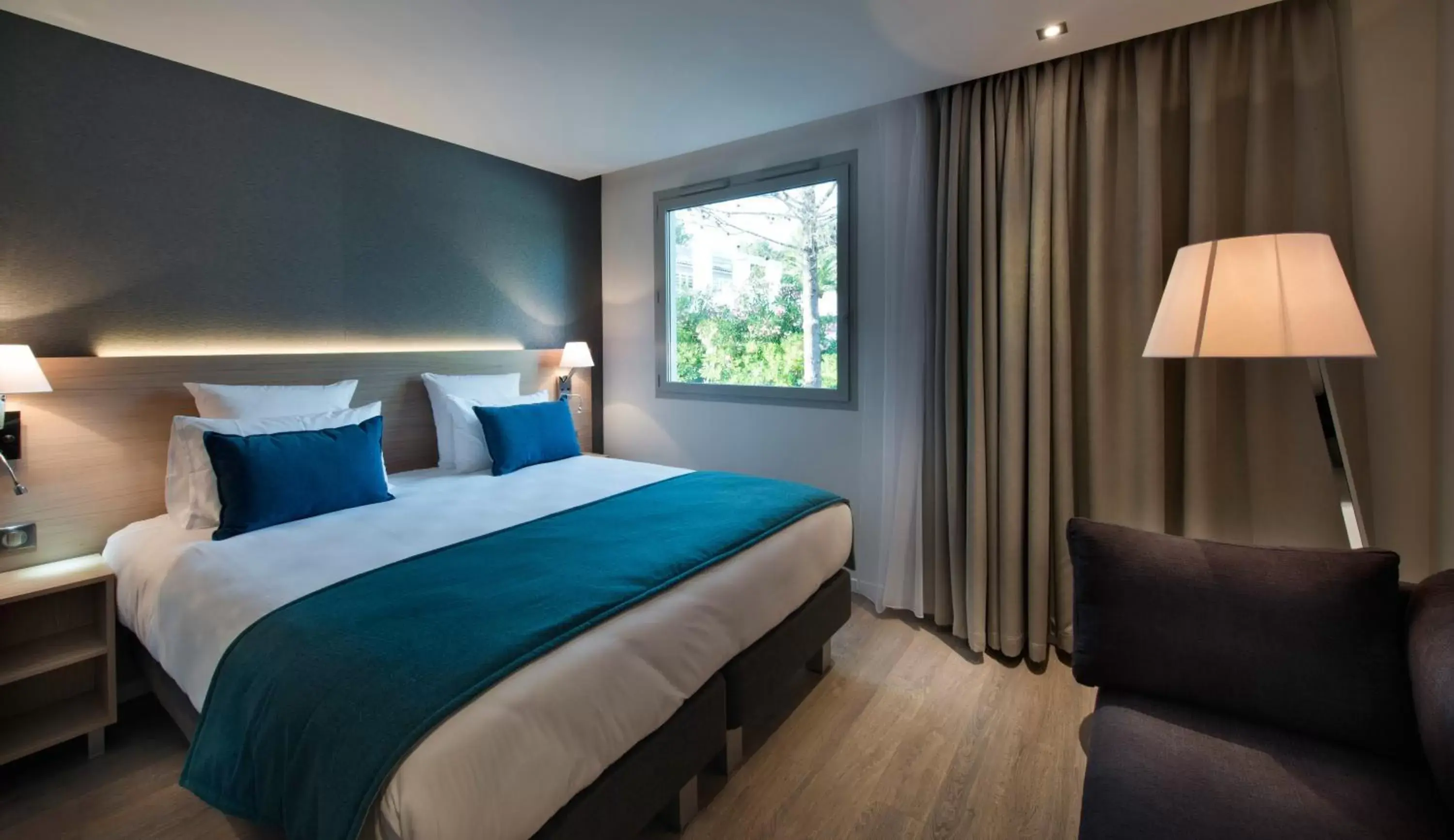 Bedroom, Bed in Golden Tulip Sophia Antipolis - Hotel & Spa