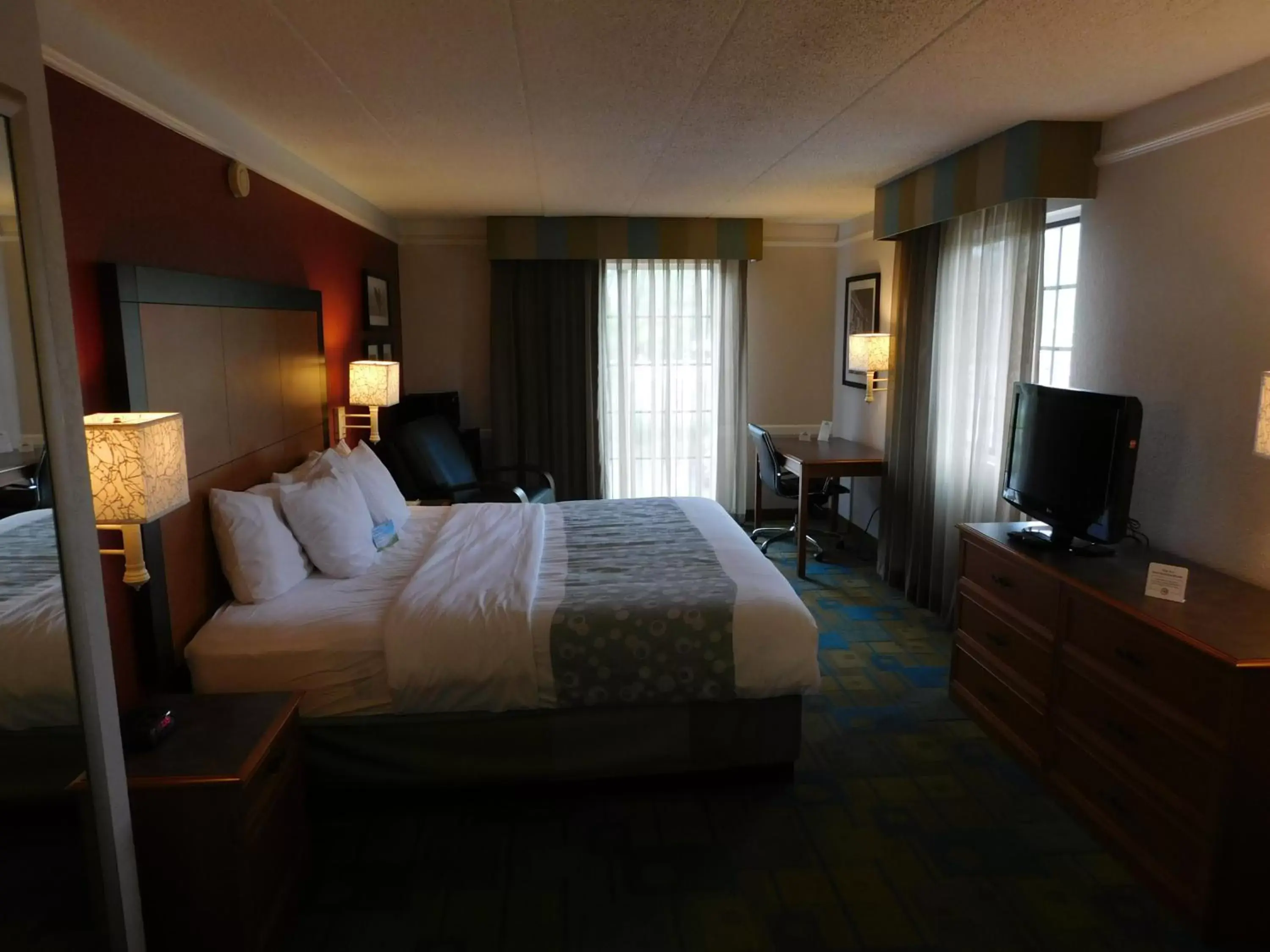 Bedroom, Bed in Days Inn & Suites by Wyndham Schaumburg- Woodfield Mall