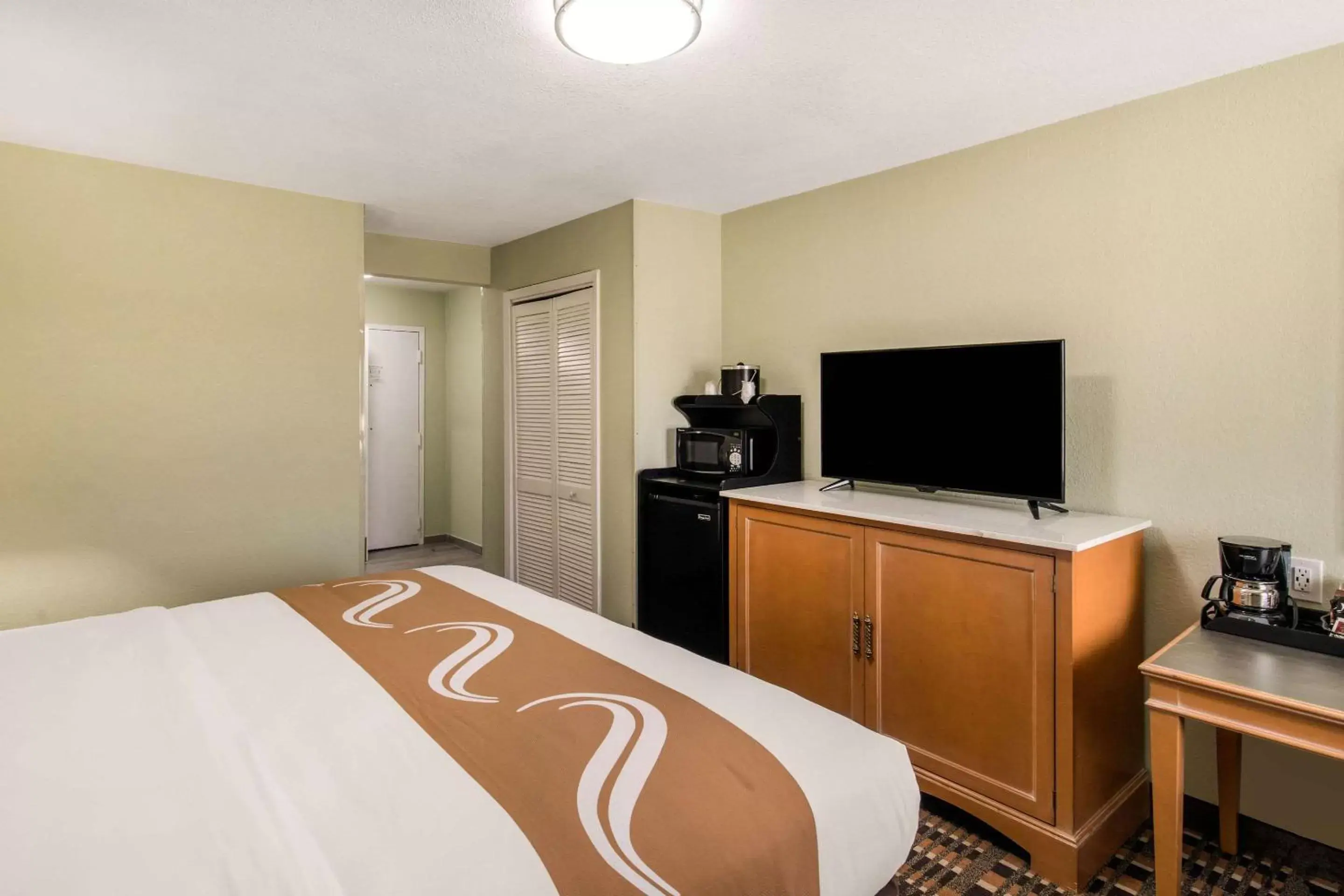 Photo of the whole room, Bed in Quality Inn & Suites Plano