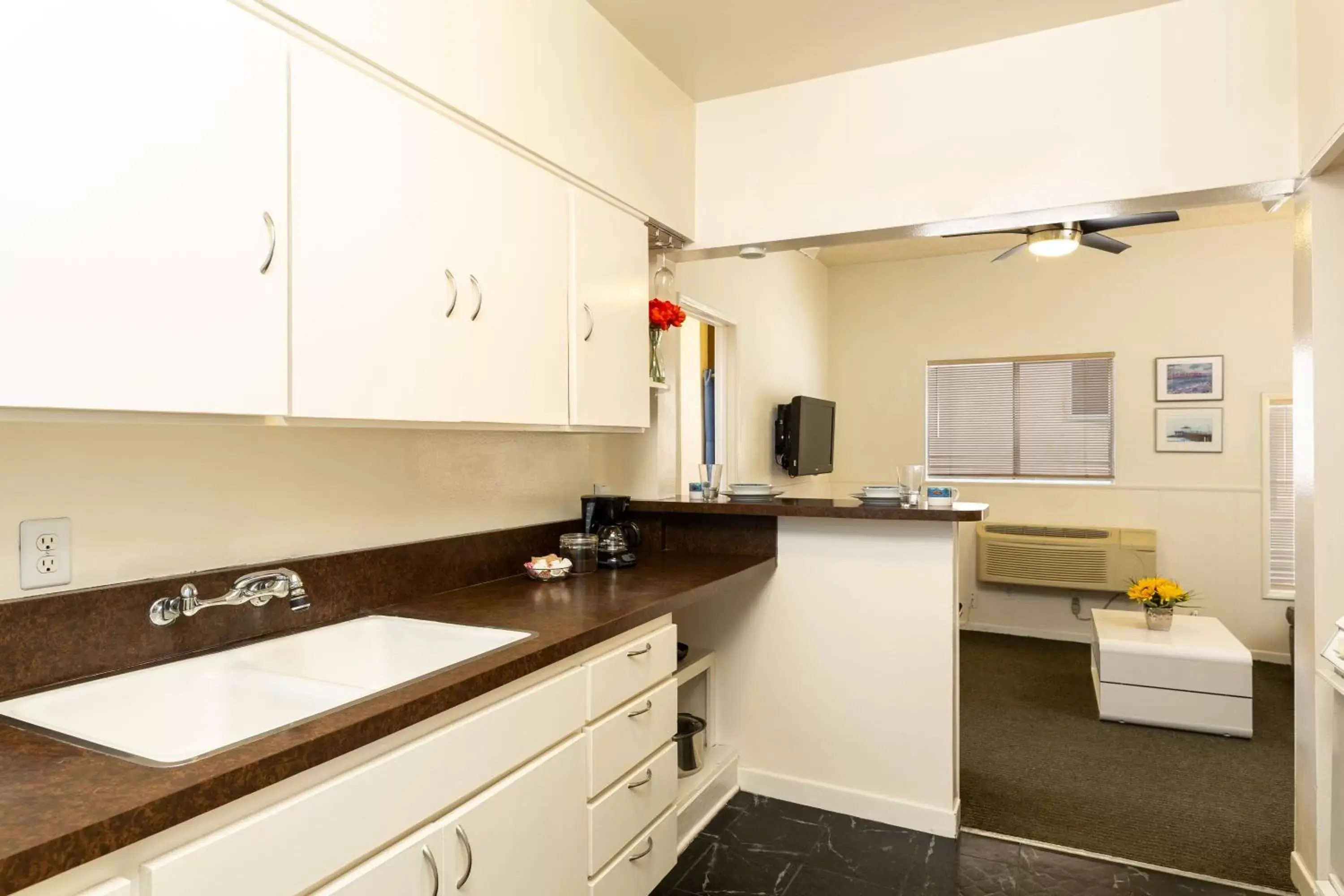 Kitchen/Kitchenette in The Sea View Inn At The Beach