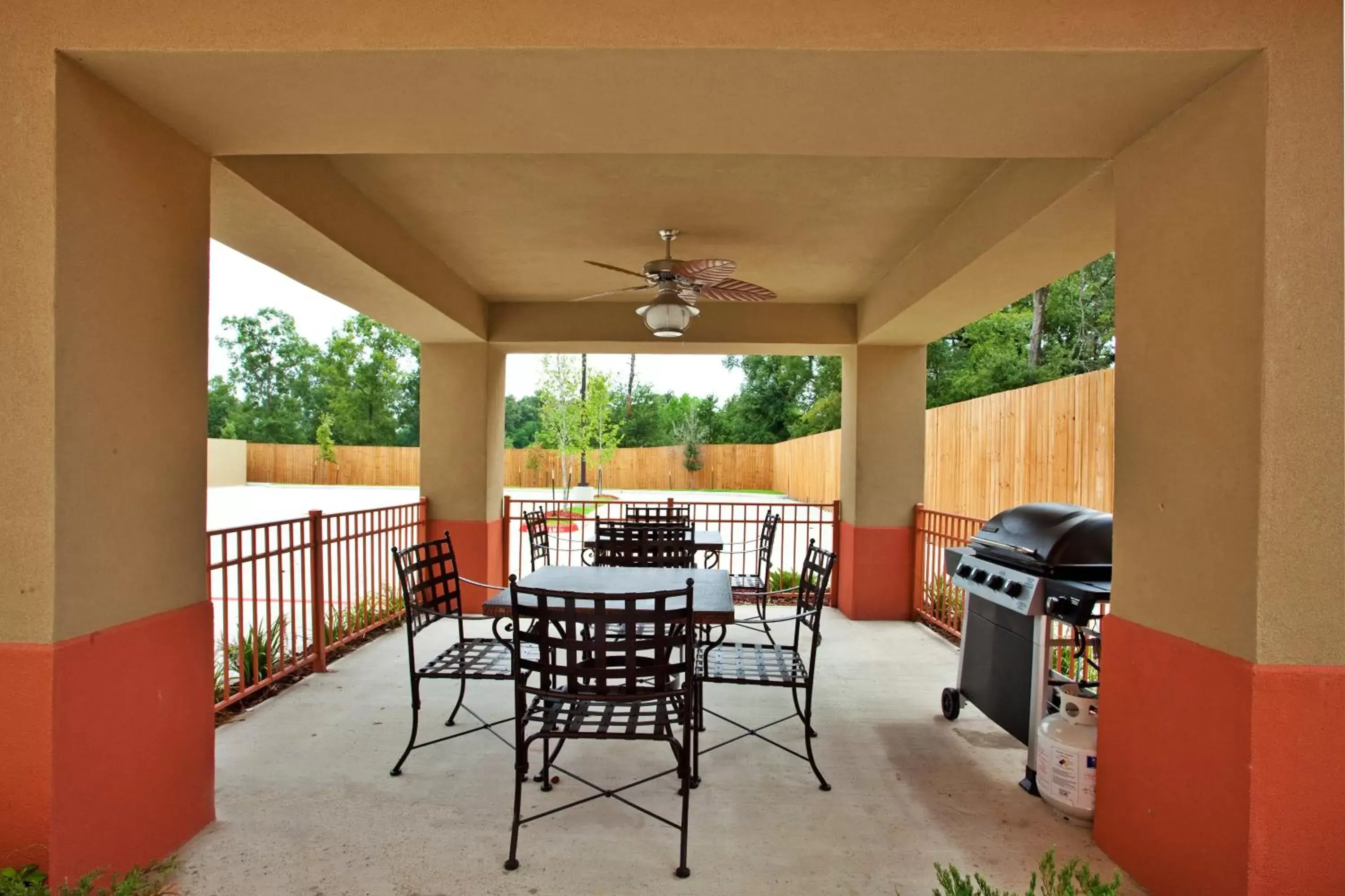 Patio, BBQ Facilities in MainStay Suites Denham Springs - Baton Rouge East