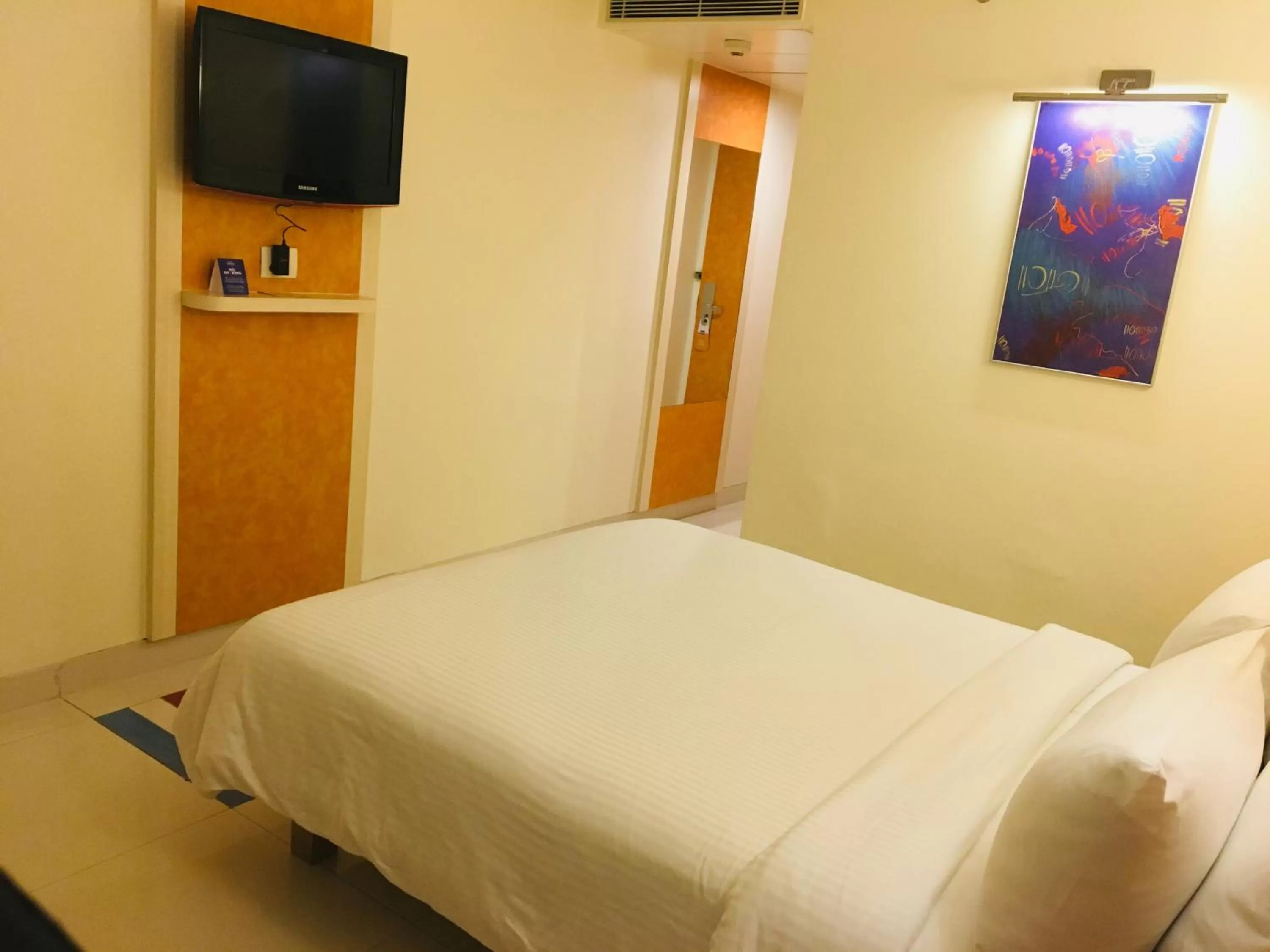 TV and multimedia, Bed in Hometel Chandigarh