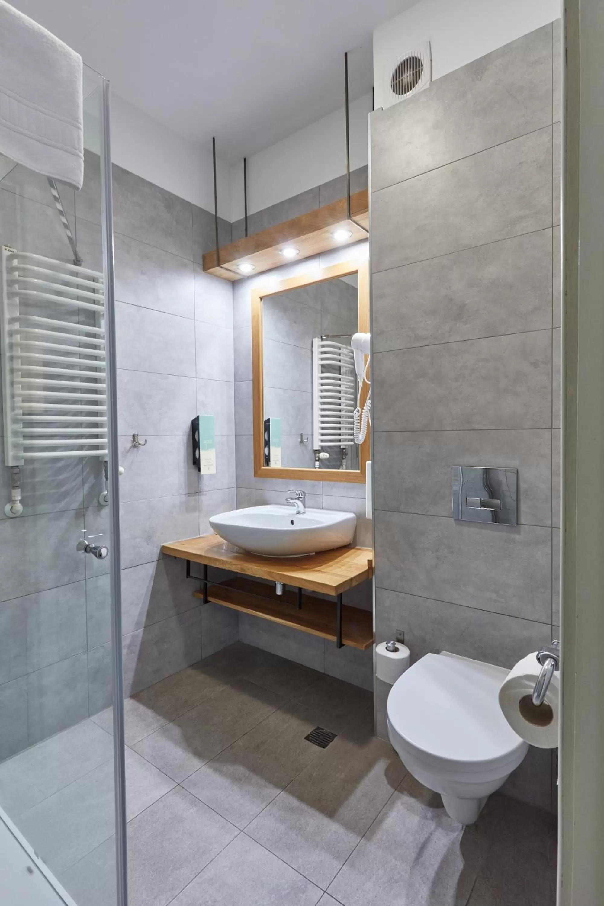 Shower in Hotel Batory