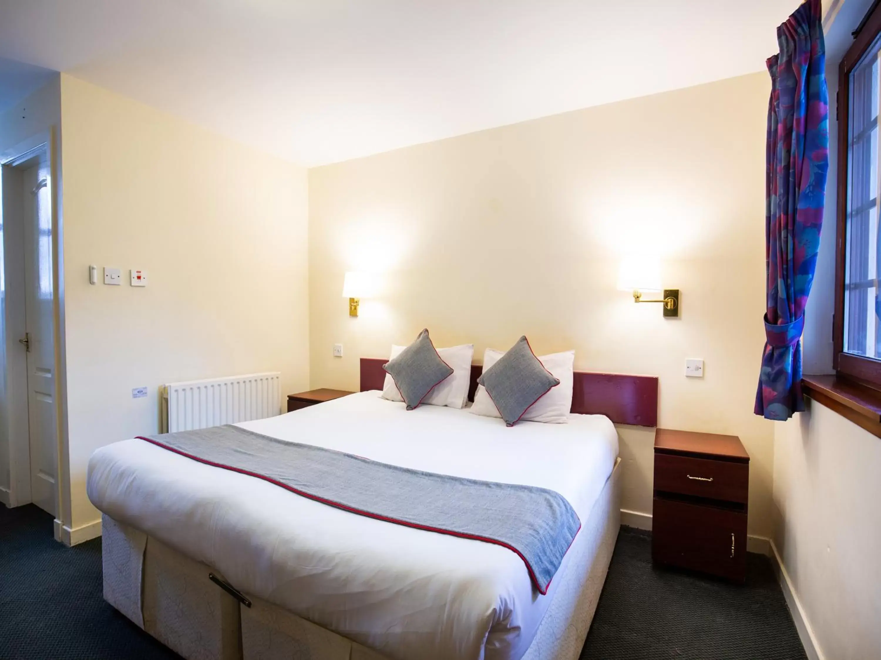 Bedroom, Bed in Longforgan Coaching Inn