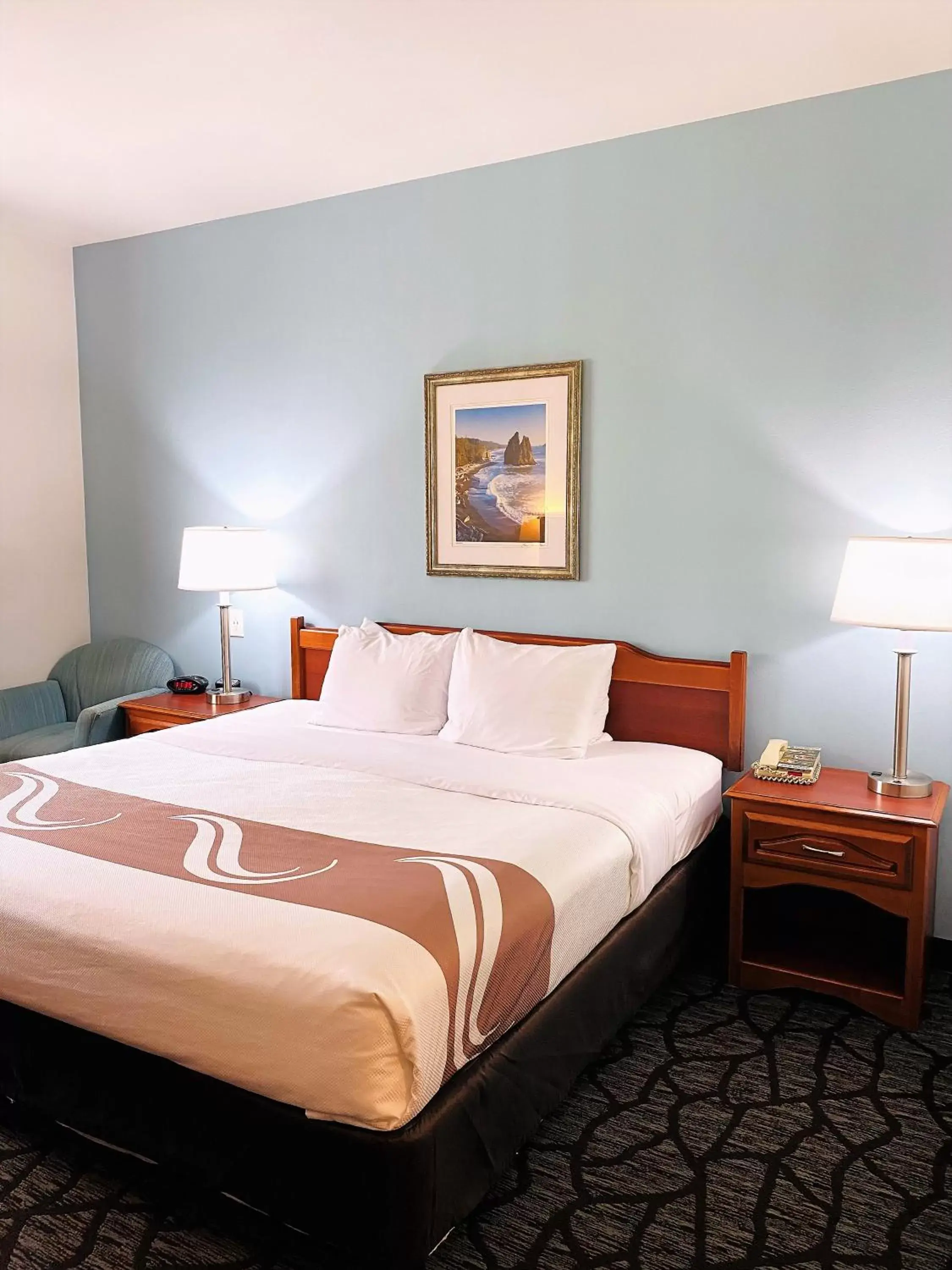 Bed in Quality Inn & Suites Sequim at Olympic National Park Bed in Quality Inn & Suites Sequim at Olympic National Park