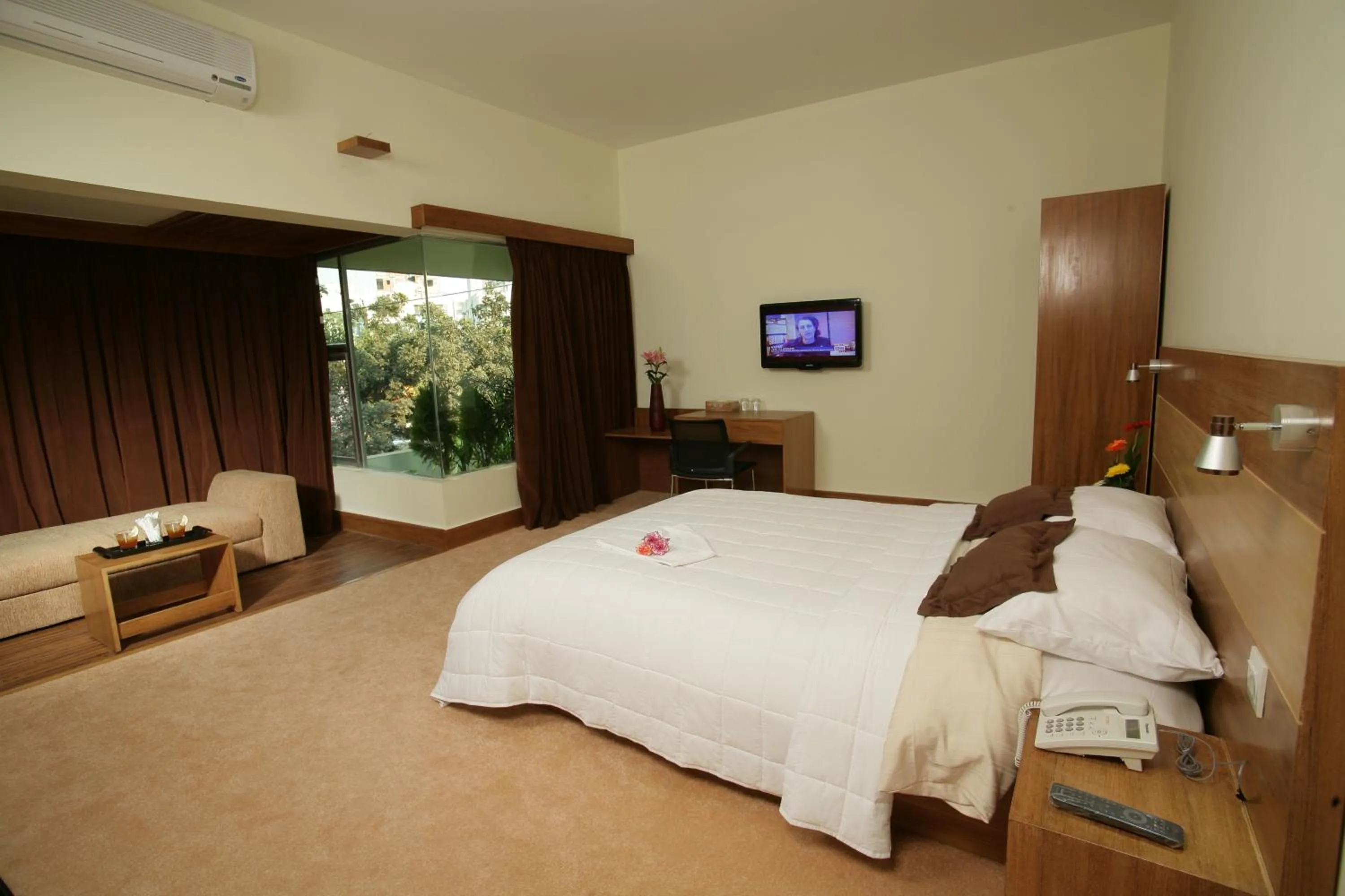 Photo of the whole room, Bed in Richmond Hotel & Suites