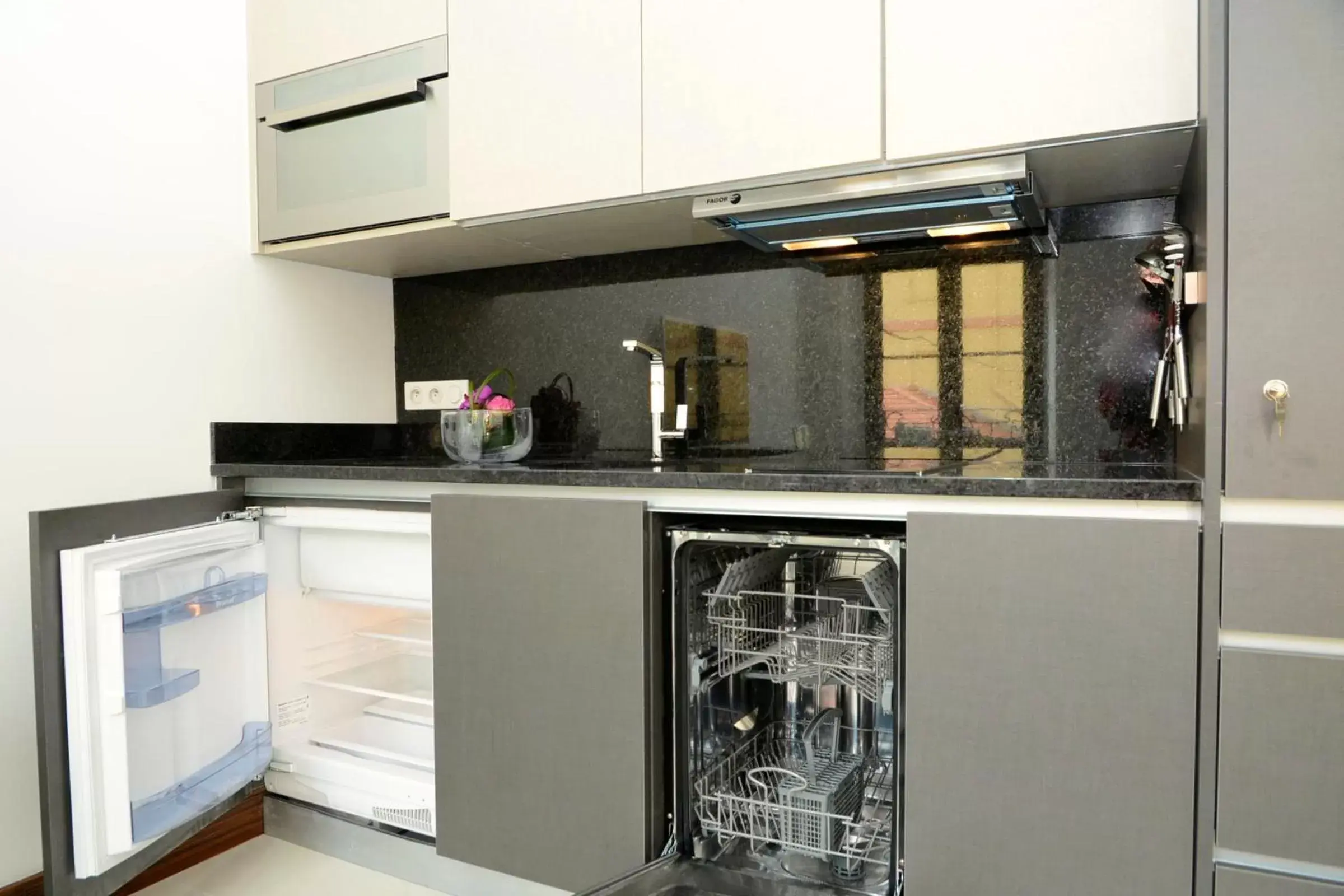 Kitchen or kitchenette, Kitchen/Kitchenette in GOLDEN TULIP CANNES HOTEL de PARIS