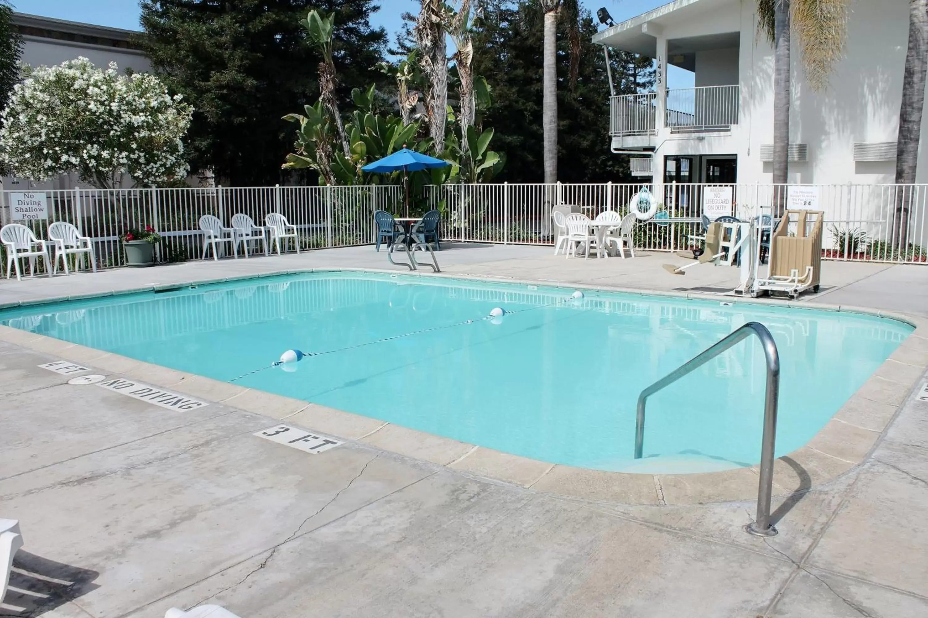 Facade/entrance, Swimming Pool in Motel 6-San Luis Obispo, CA - North