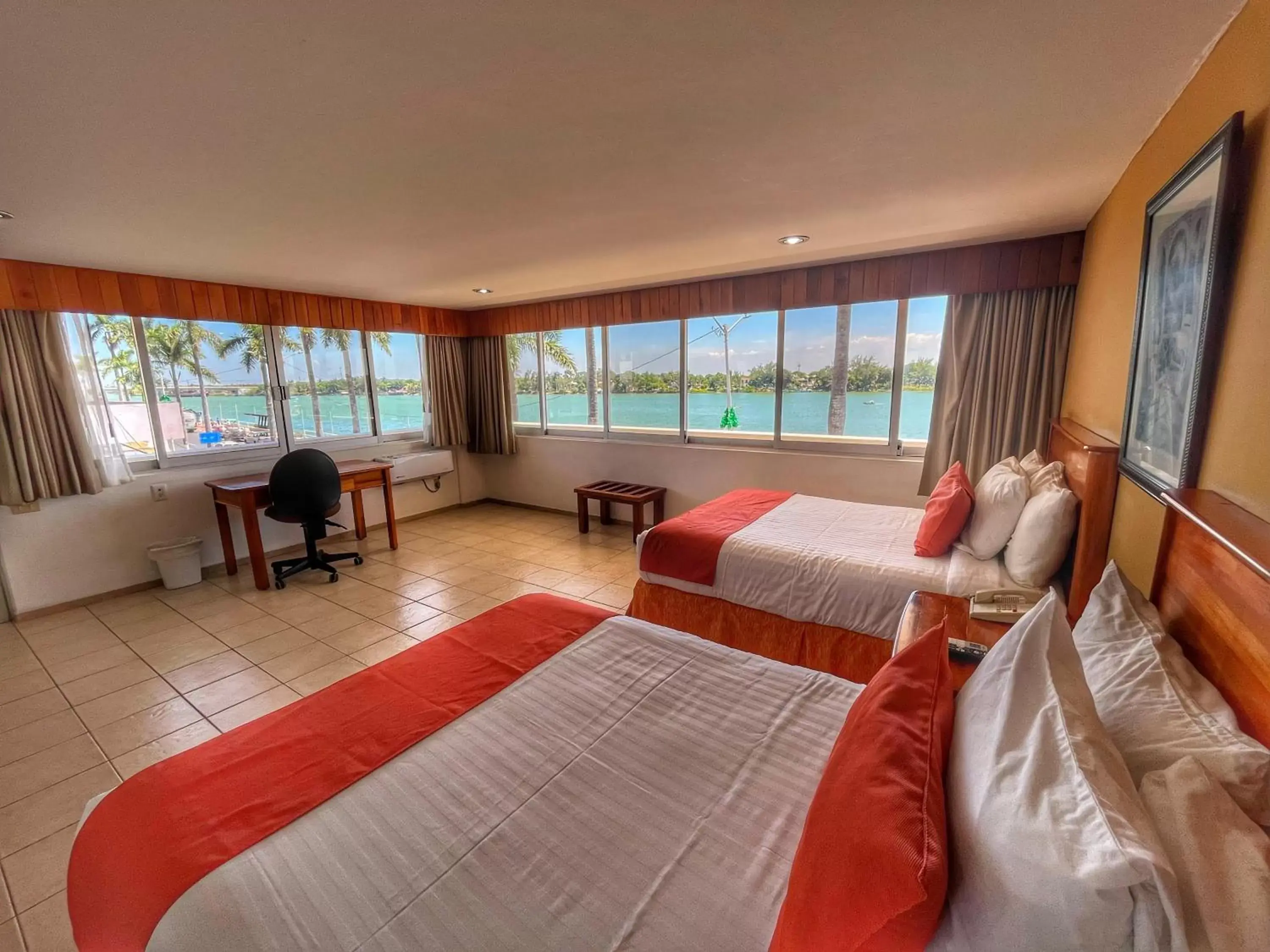 Photo of the whole room, Bed in Best Western Riviera Tuxpan Photo of the whole room, Bed in Best Western Riviera Tuxpan