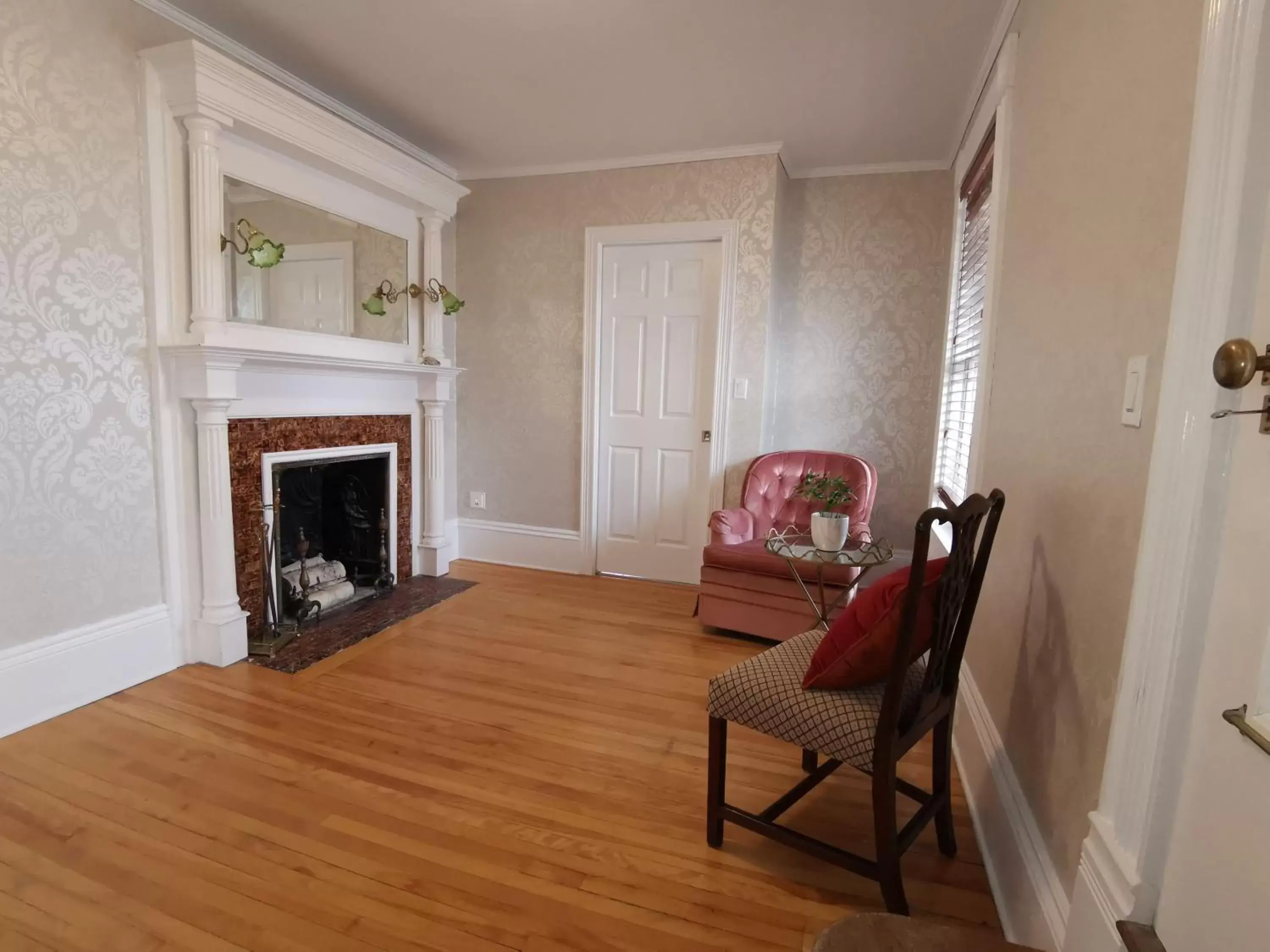 Living room, Seating Area in By The River B&B