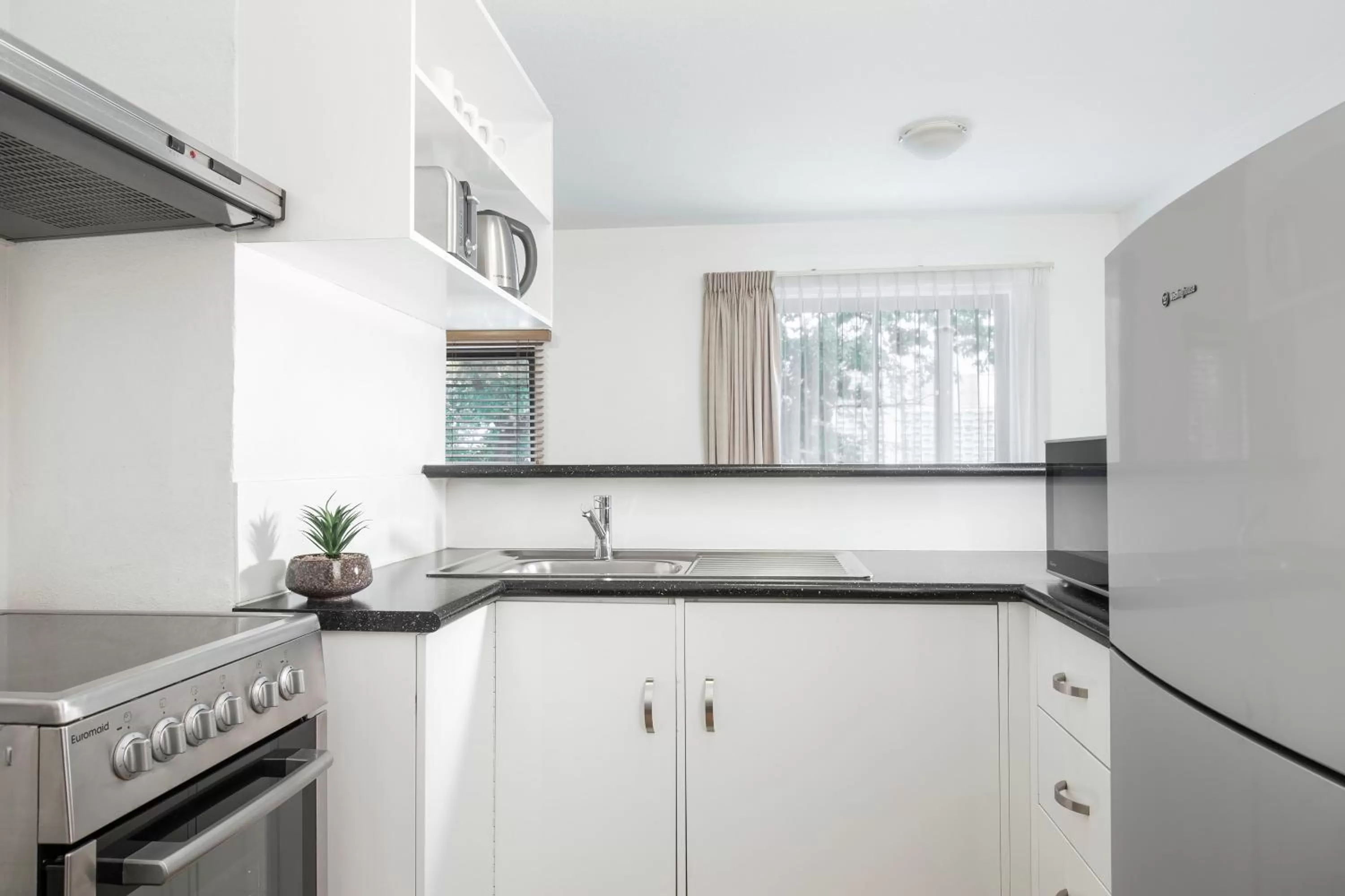 Kitchen or kitchenette in BreakFree Adelaide