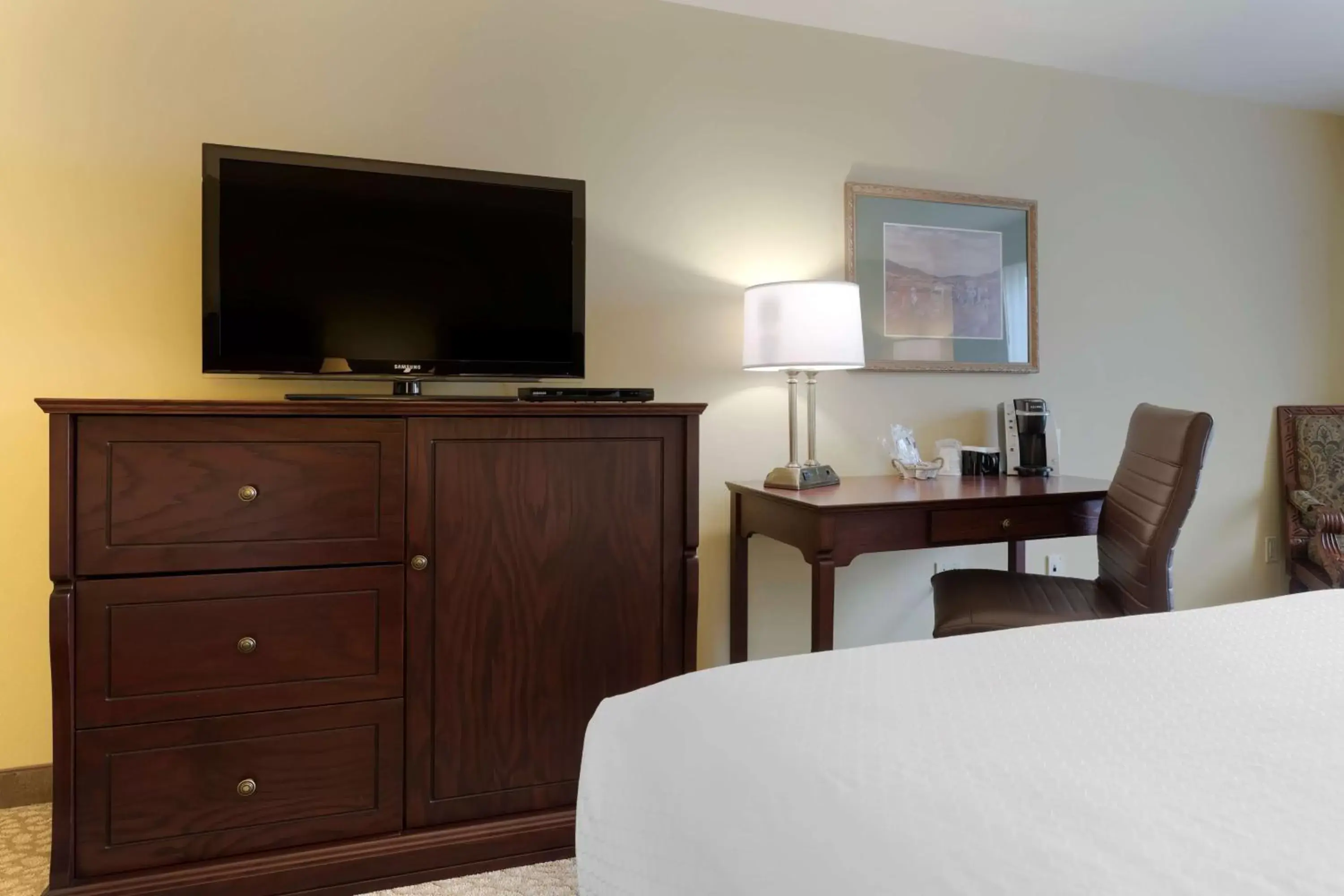 Bedroom, TV/Entertainment Center in Best Western Plus Grand-Sault Hotel & Suites