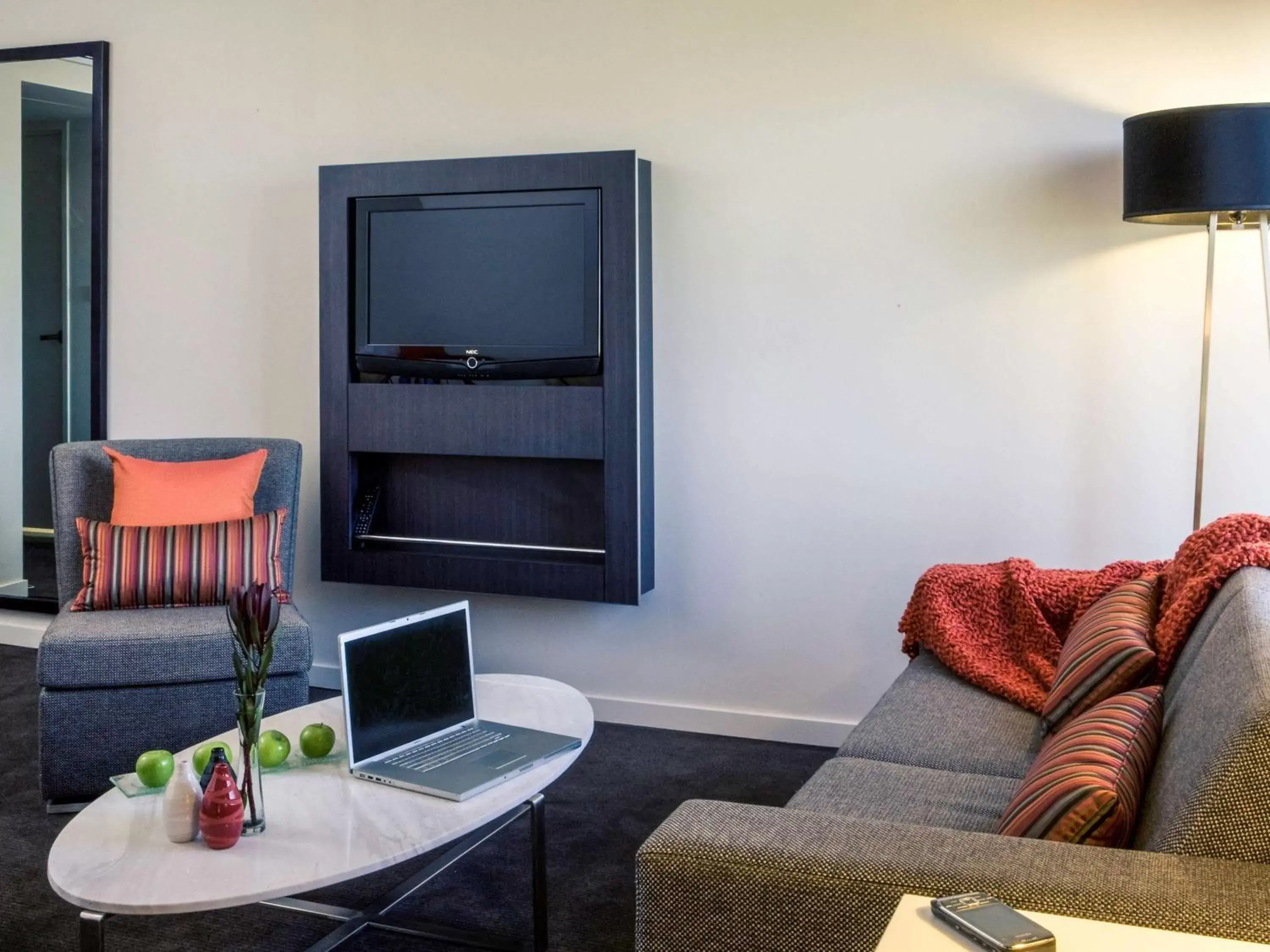 Photo of the whole room, Seating Area in Novotel Sydney International Airport