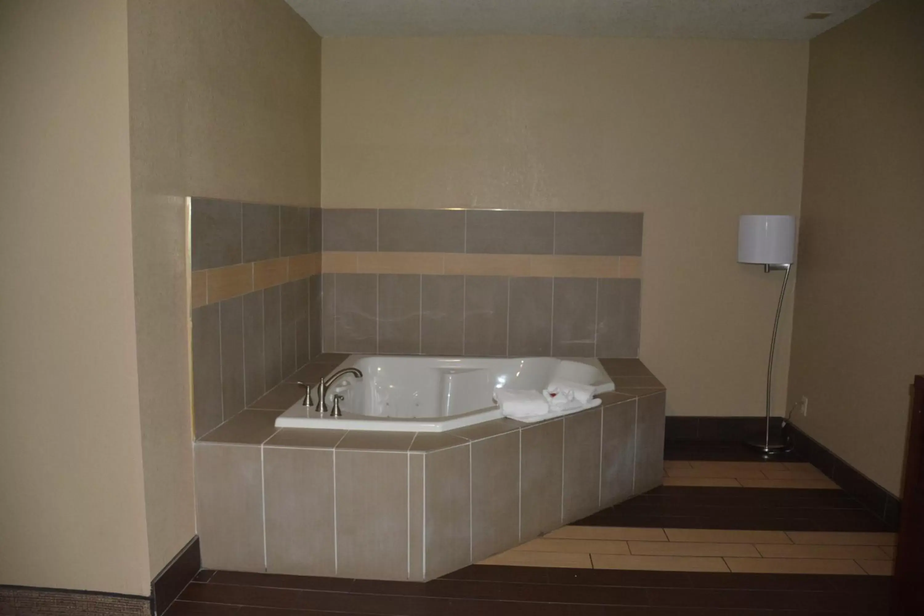 Hot Tub, Bathroom in Super 8 by Wyndham Altoona