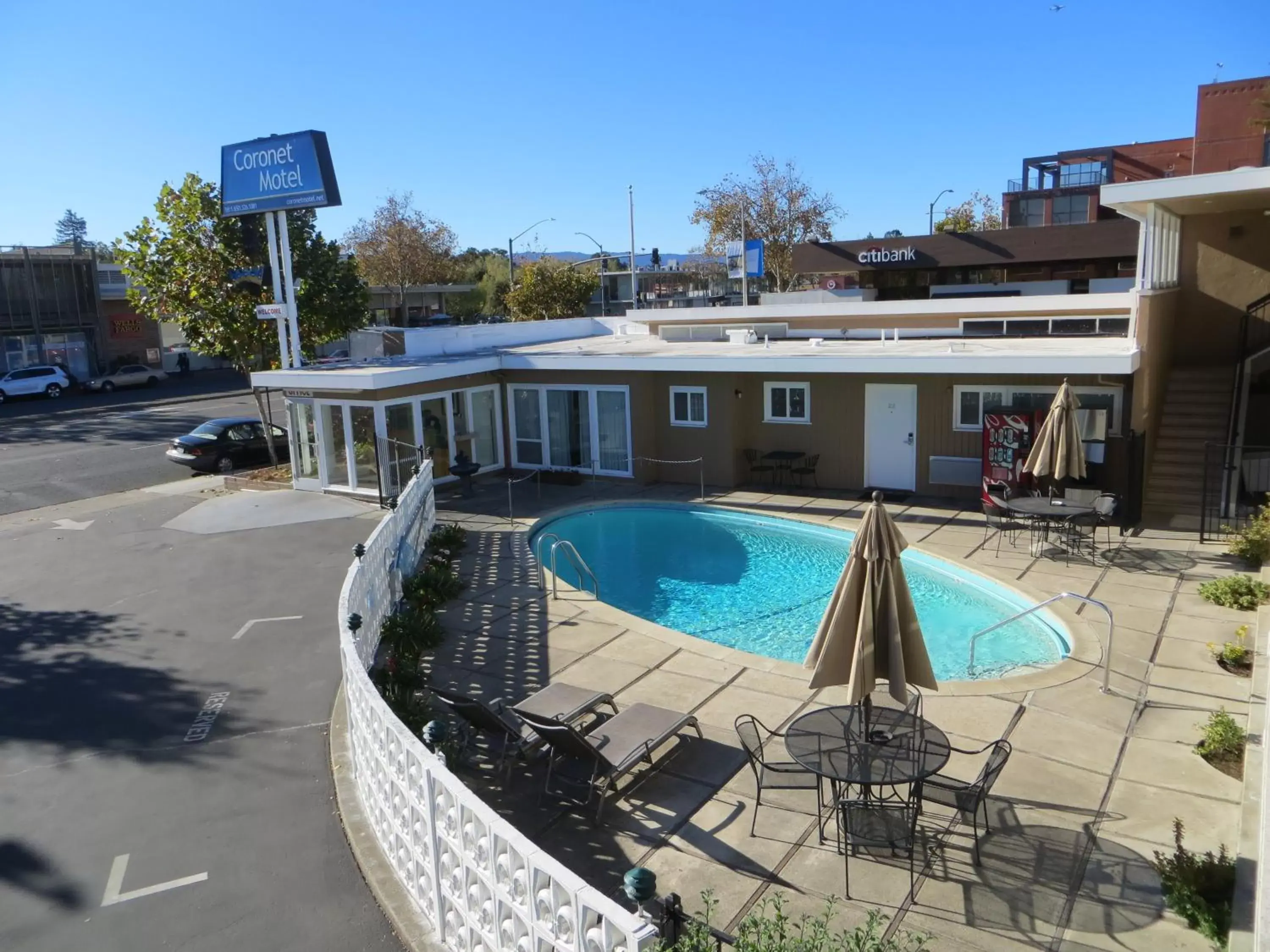 Area and facilities, Swimming Pool in Coronet Motel