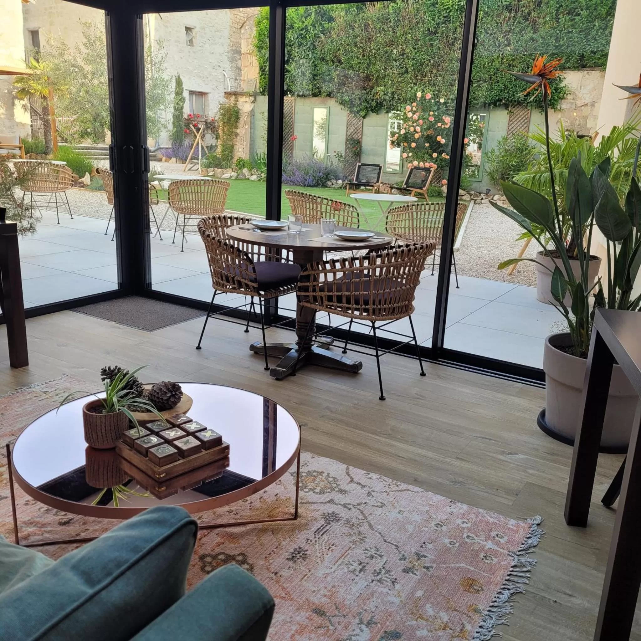 Patio in Hôtel Rive Sud