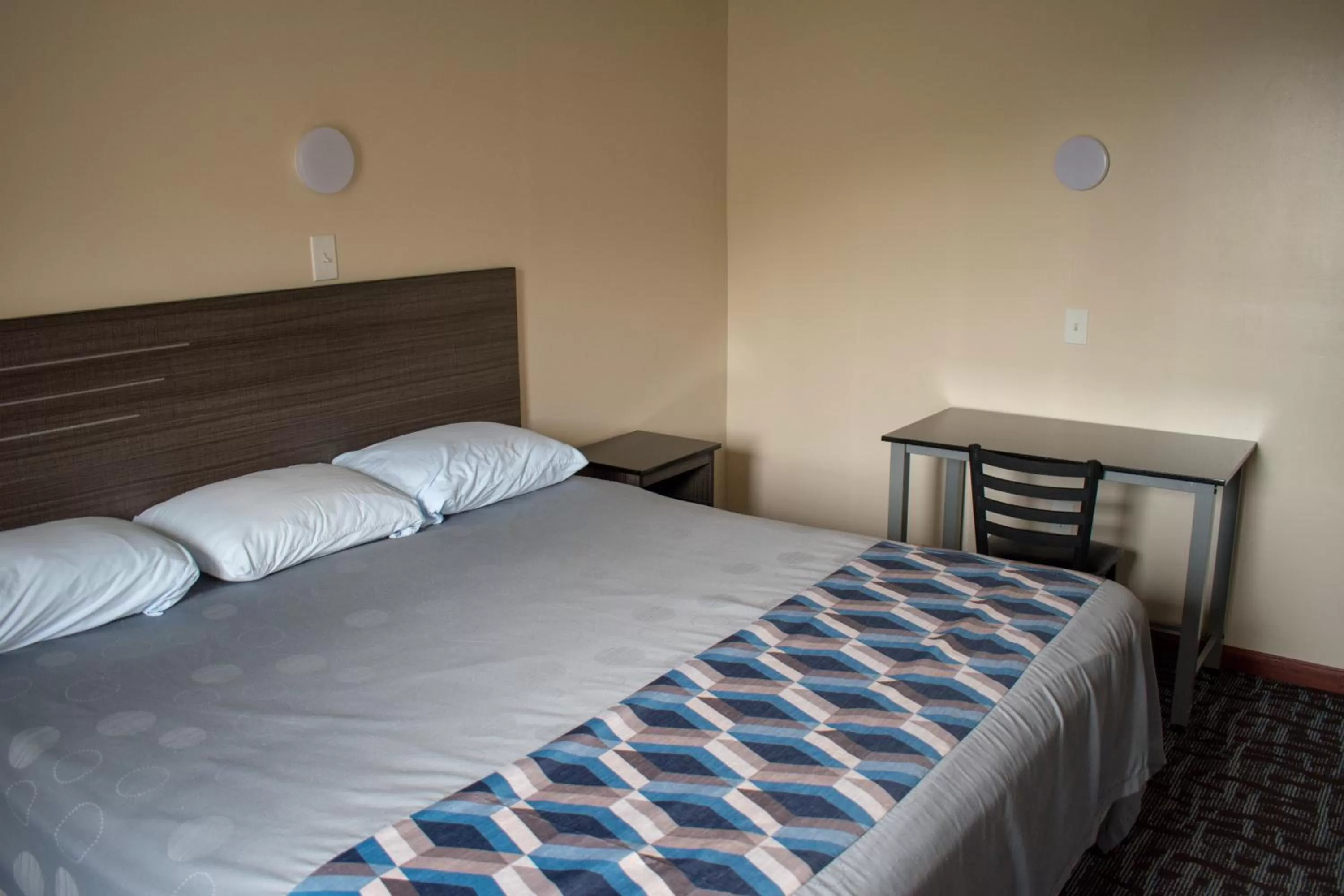 Bedroom, Bed in Inn of Lenoir Motor Lodge