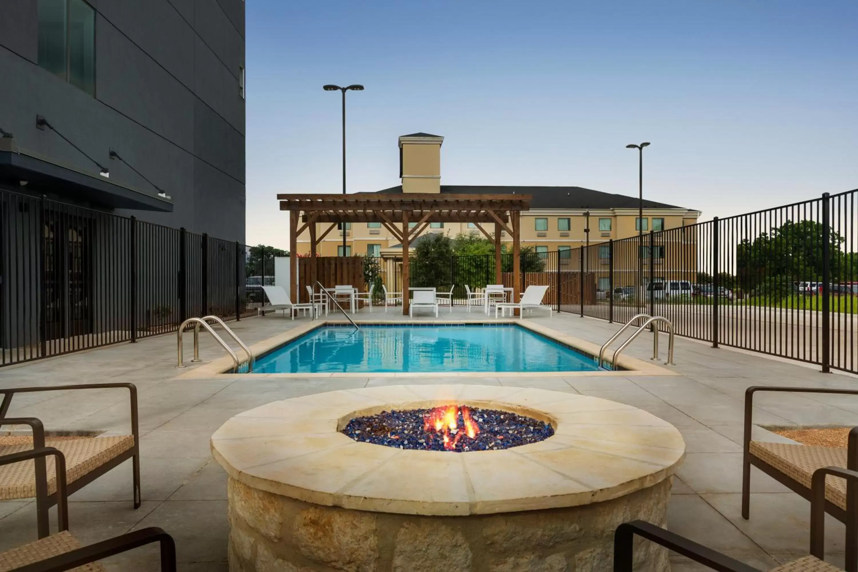 Property building, Swimming Pool in Country Inn & Suites by Radisson, New Braunfels, TX