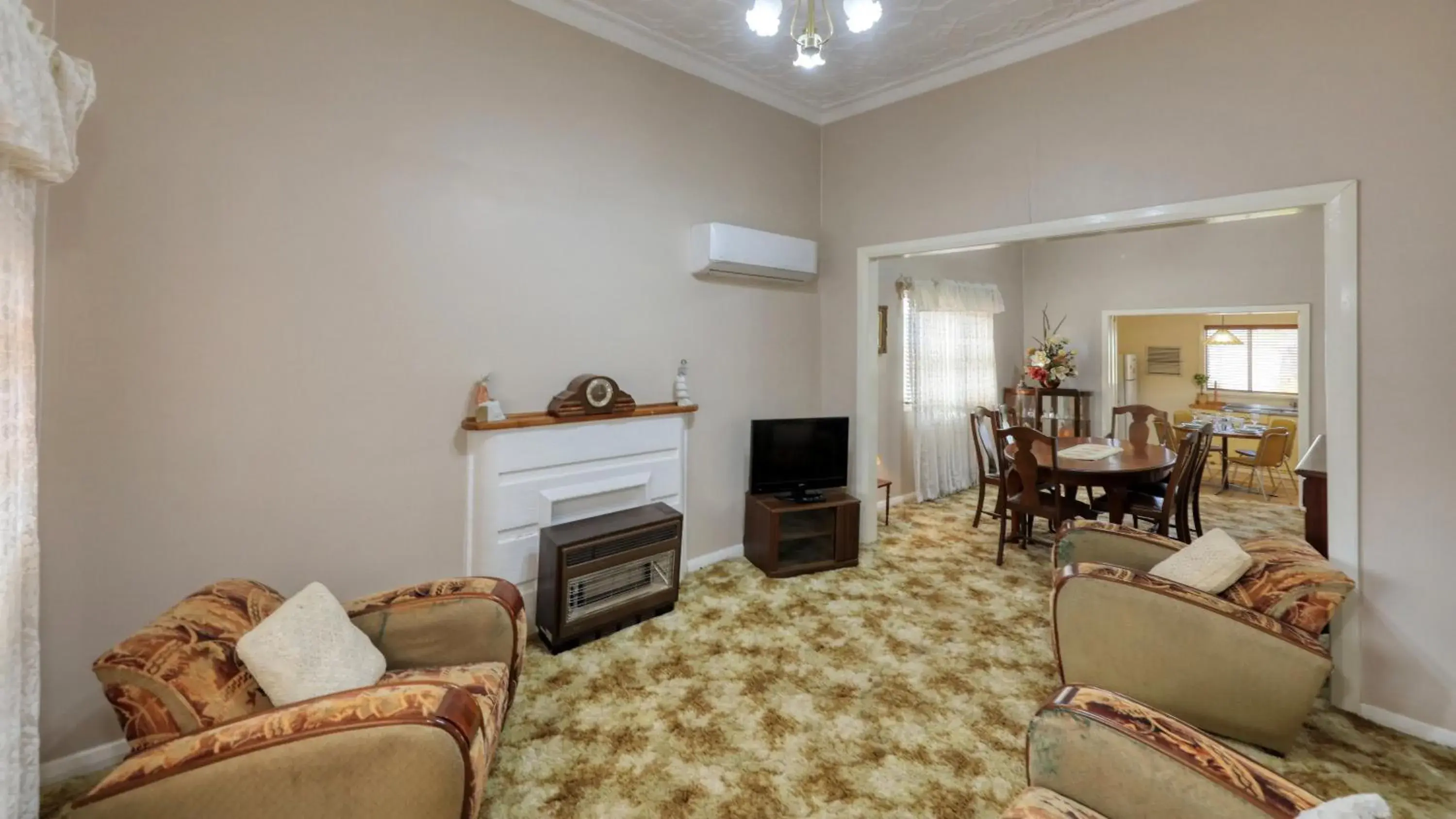 Dining area, Seating Area in Charles Rasp Motor Inn & Cottages