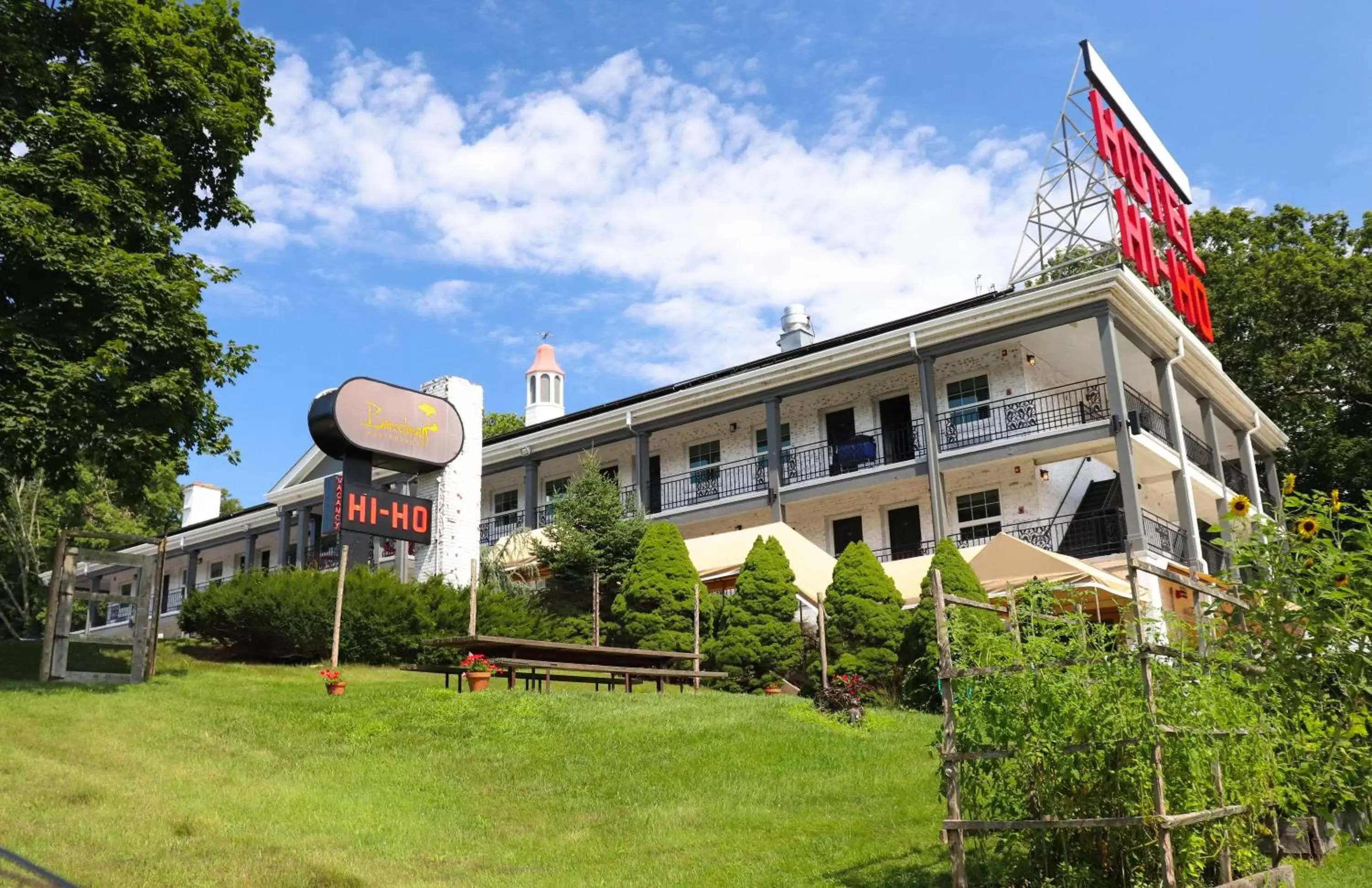 Street view, Property Building in Hi-Ho: A Hi-Tech Hotel