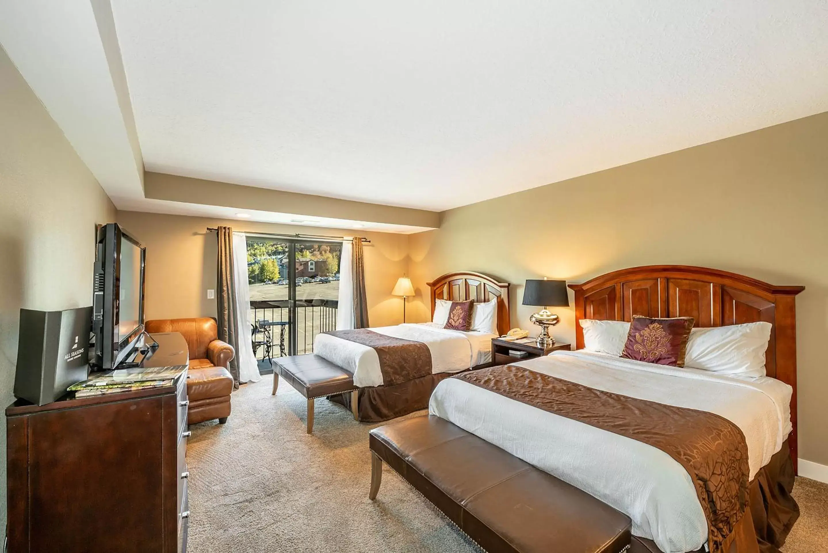 Deluxe Double Room in Shadow Ridge by All Seasons Resort Lodging Deluxe Double Room in Shadow Ridge by All Seasons Resort Lodging