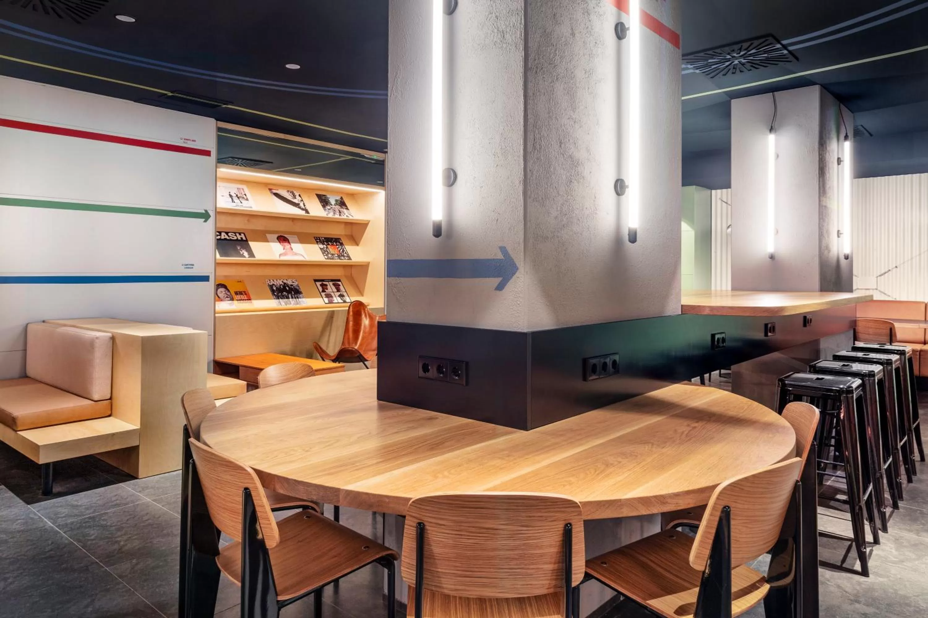 Lounge or bar in B&B HOTEL Castellón