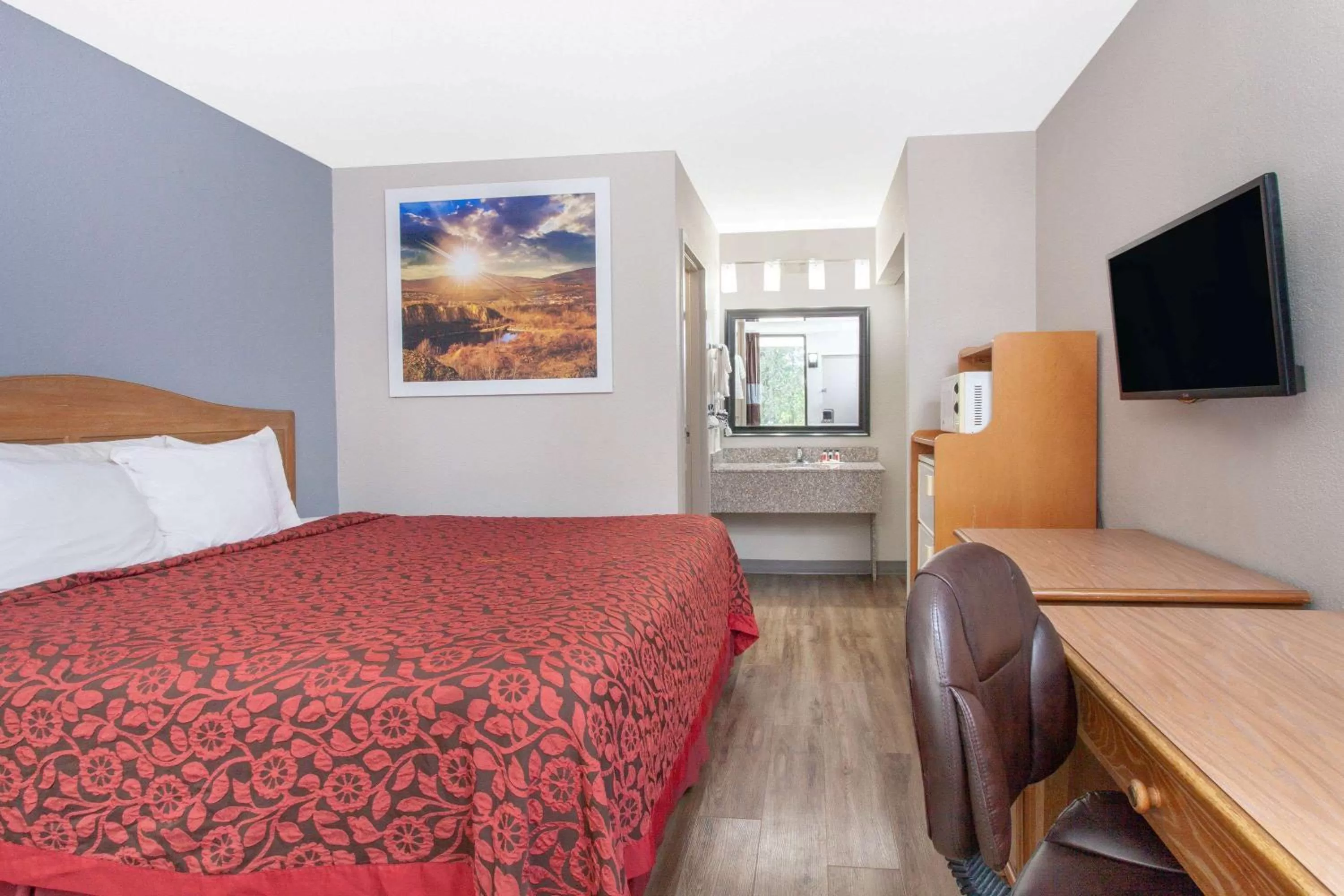 Photo of the whole room, Bed in Days Inn by Wyndham Clinton - Laurens I-26