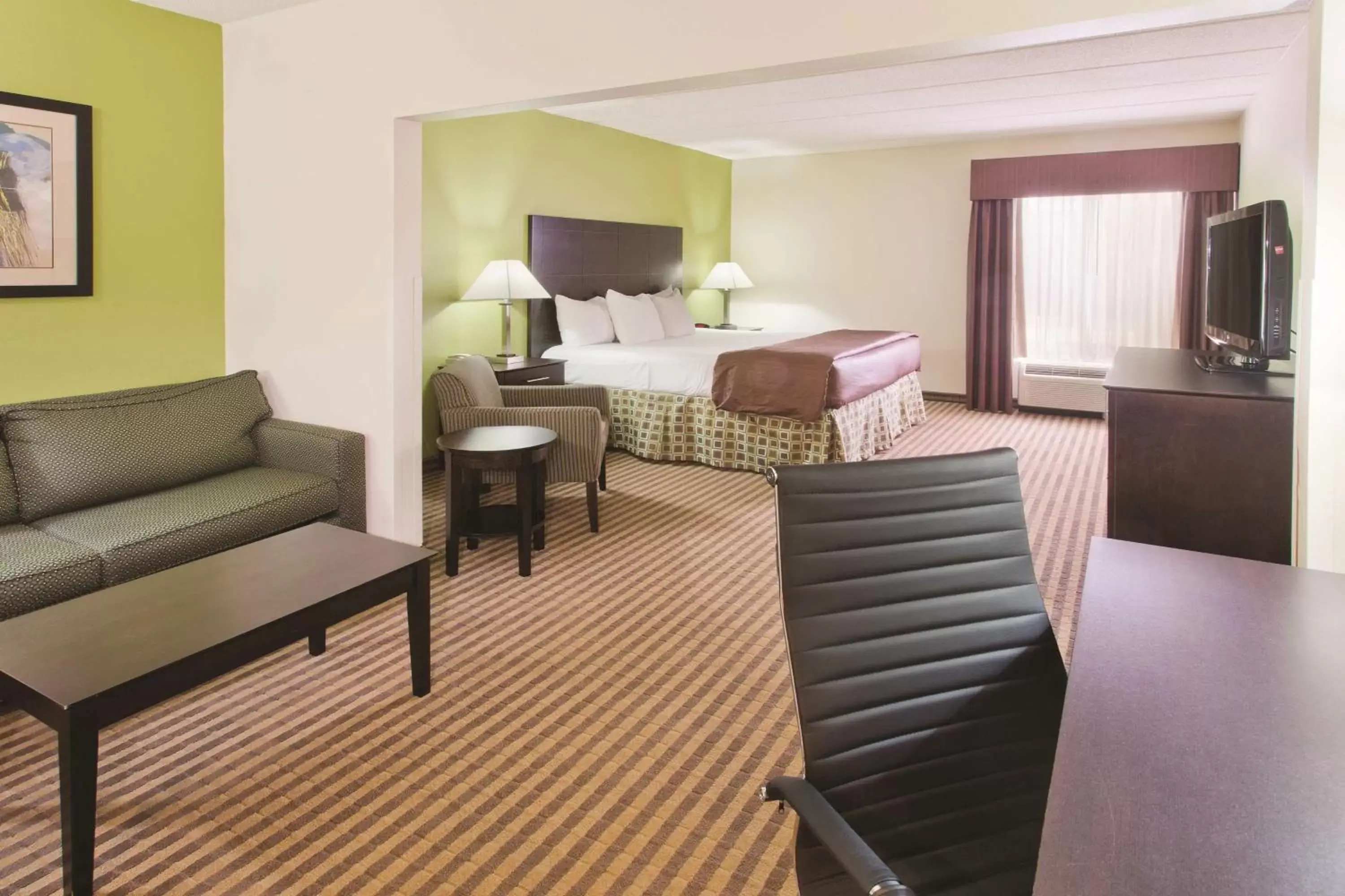 Deluxe King Room -Non-Smoking in La Quinta by Wyndham Columbus - Grove City