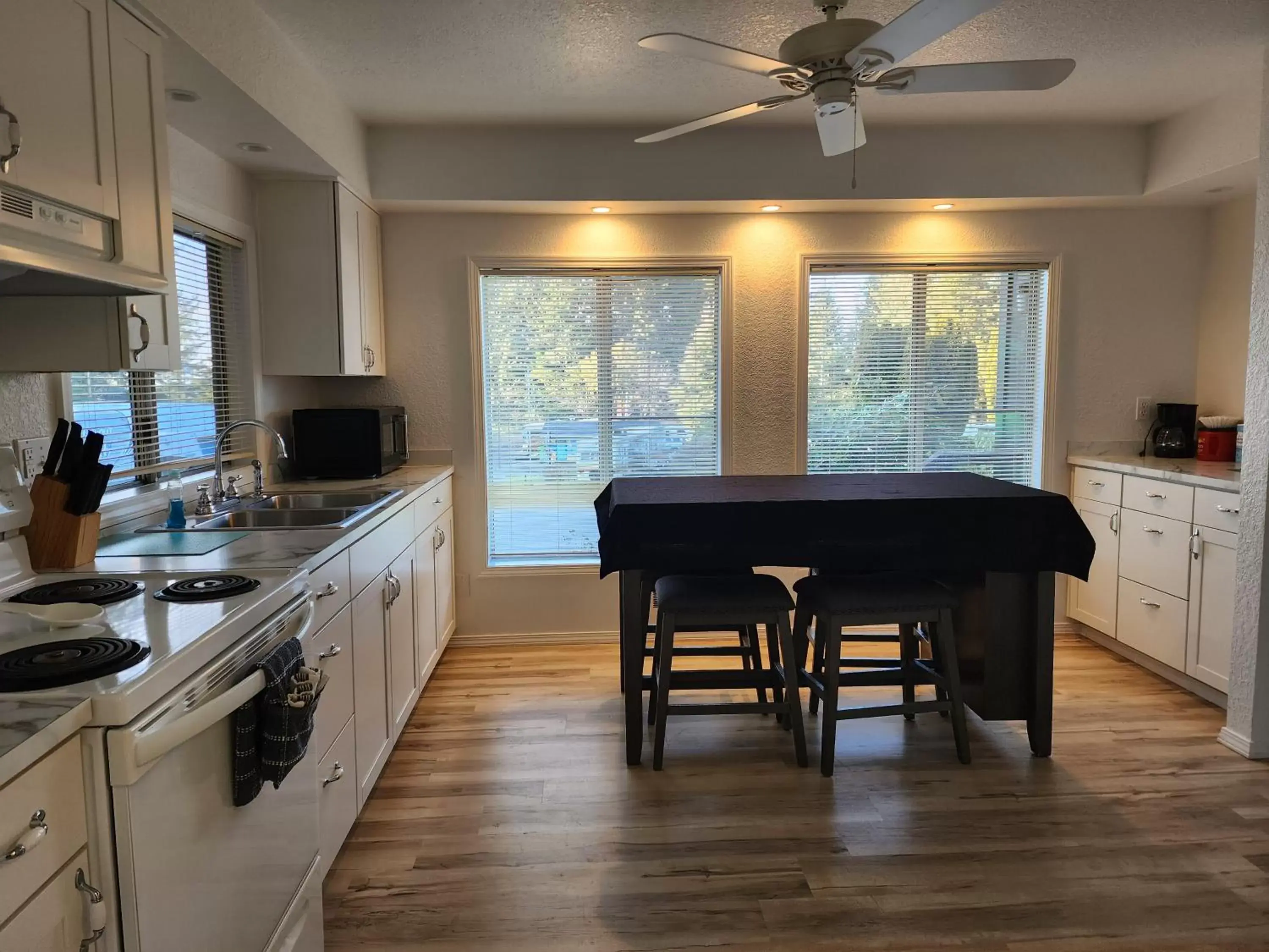 Kitchen or kitchenette, Kitchen/Kitchenette in Plainview Motel