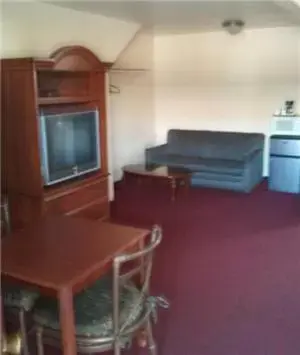 TV/Entertainment Center in Shamrock Motel Hot Springs