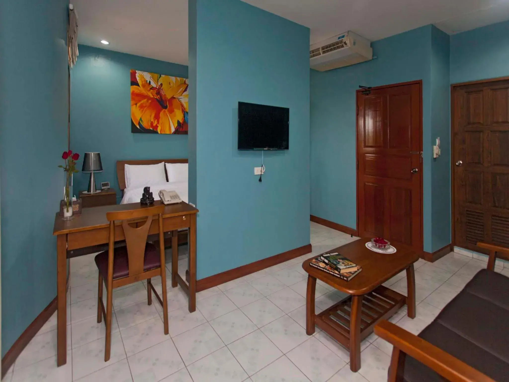 Photo of the whole room, TV/Entertainment Center in Pattaya Garden Apartments Boutique Hotel