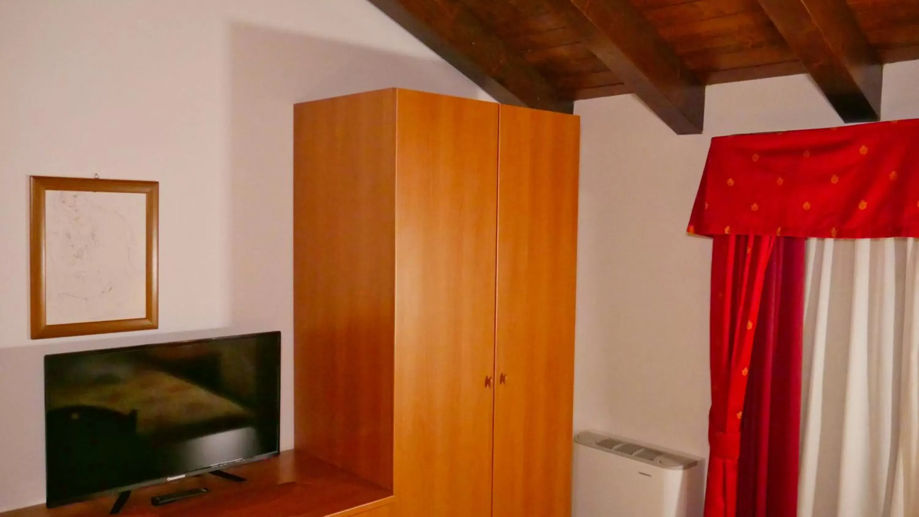 TV and multimedia, TV/Entertainment Center in hotel Vajont