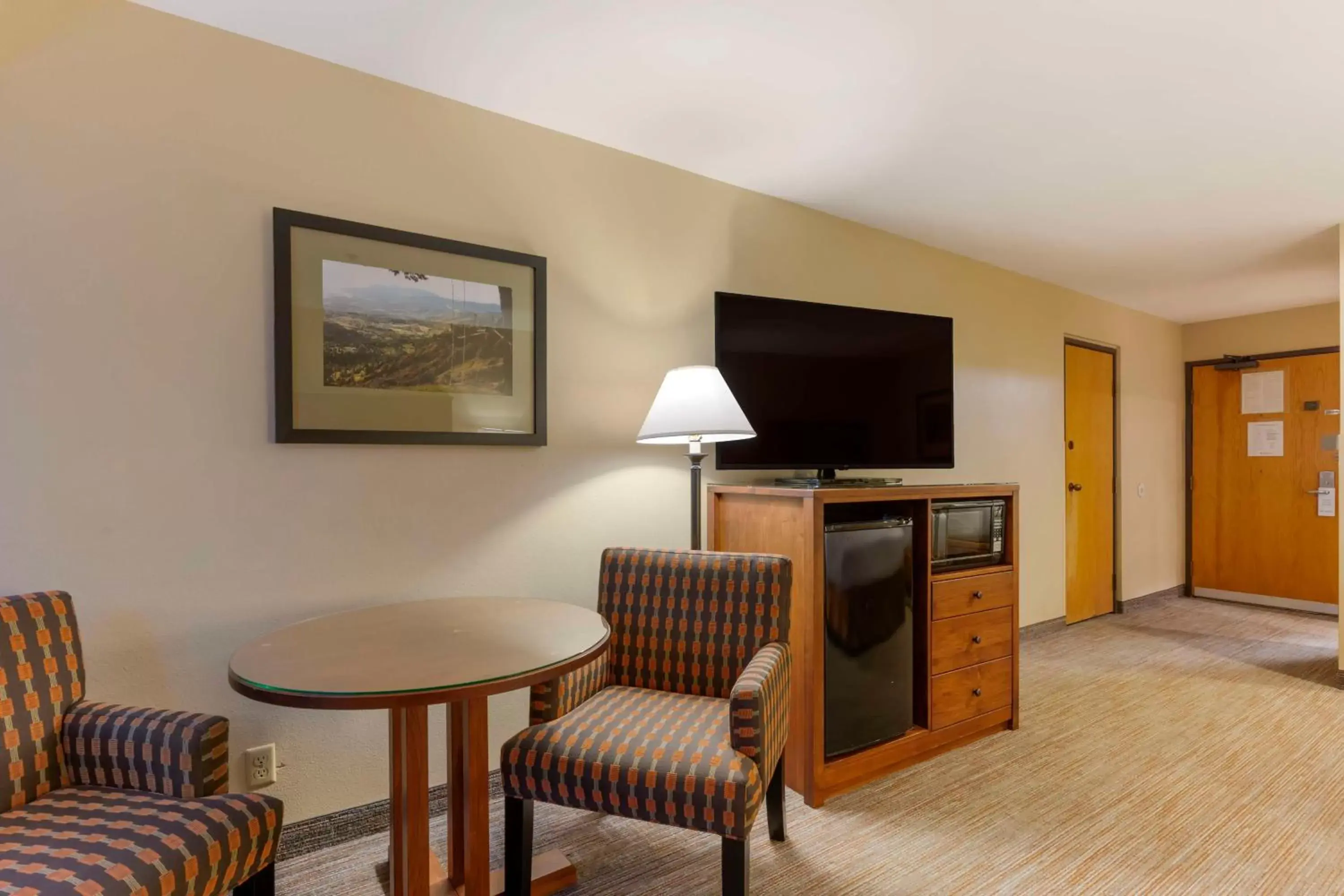 Bedroom, TV/Entertainment Center in Best Western Plus Hood River Inn