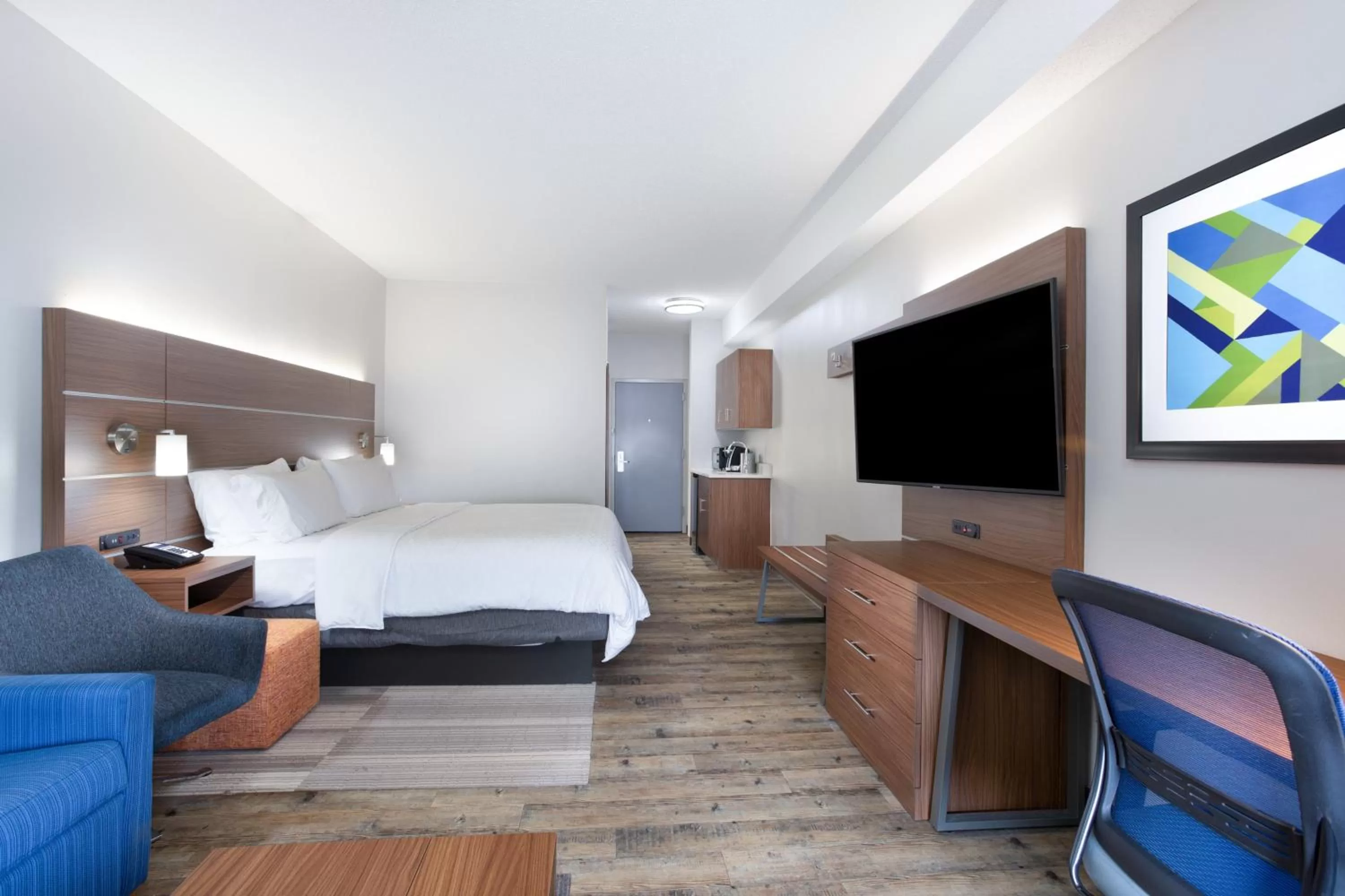 Photo of the whole room, Bed in Holiday Inn Express & Suites - Morehead City by IHG