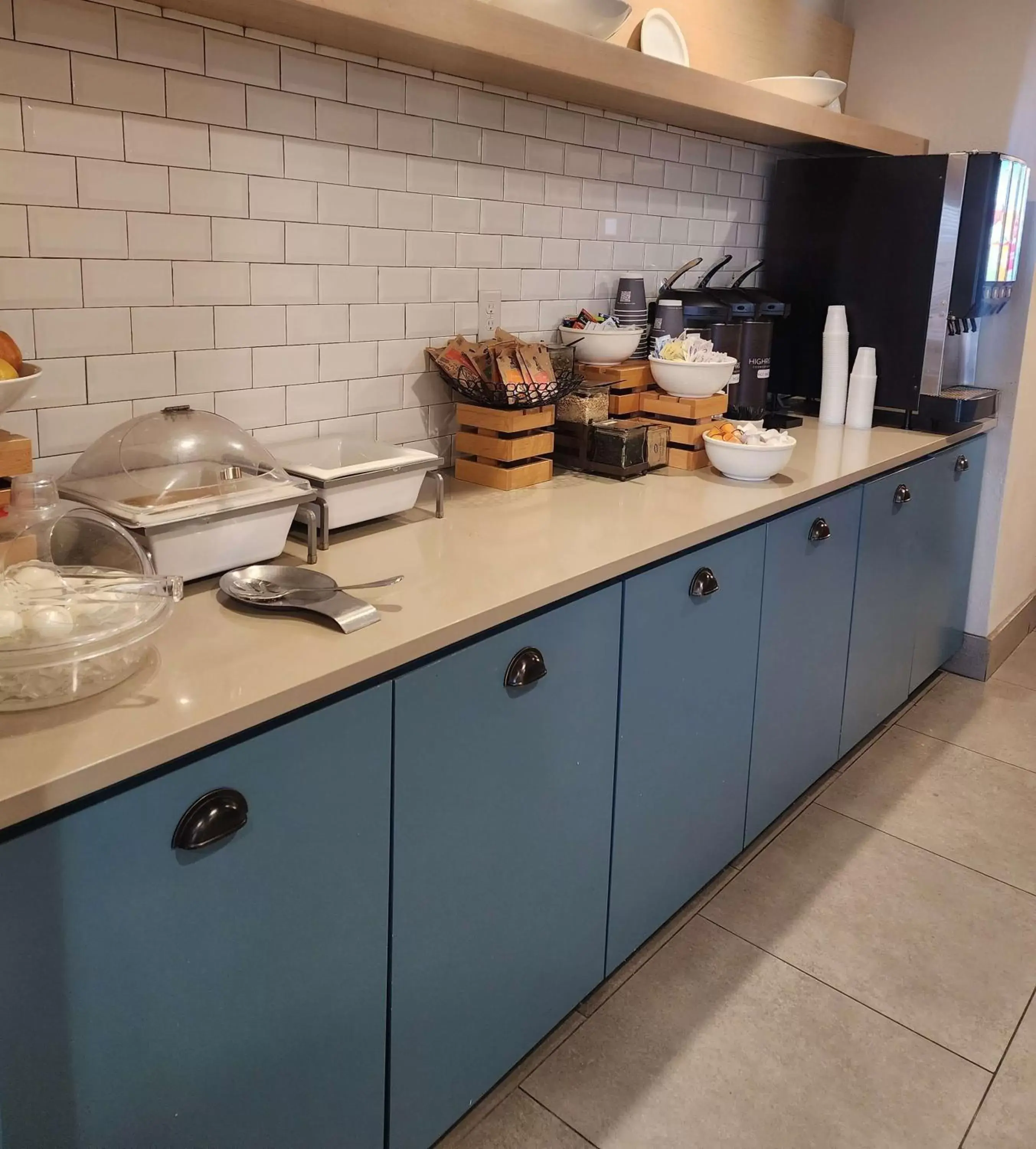 Breakfast, Kitchen/Kitchenette in Country Inn & Suites by Radisson, Green Bay, WI