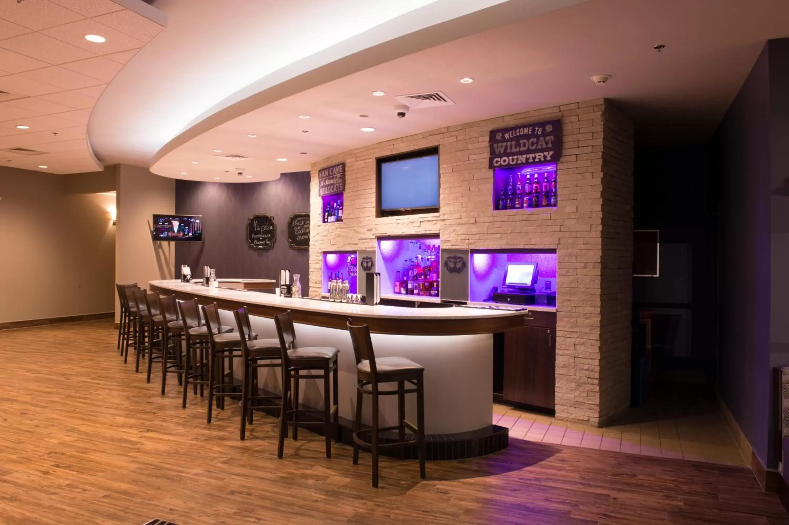 Lounge or bar in Bluemont Hotel