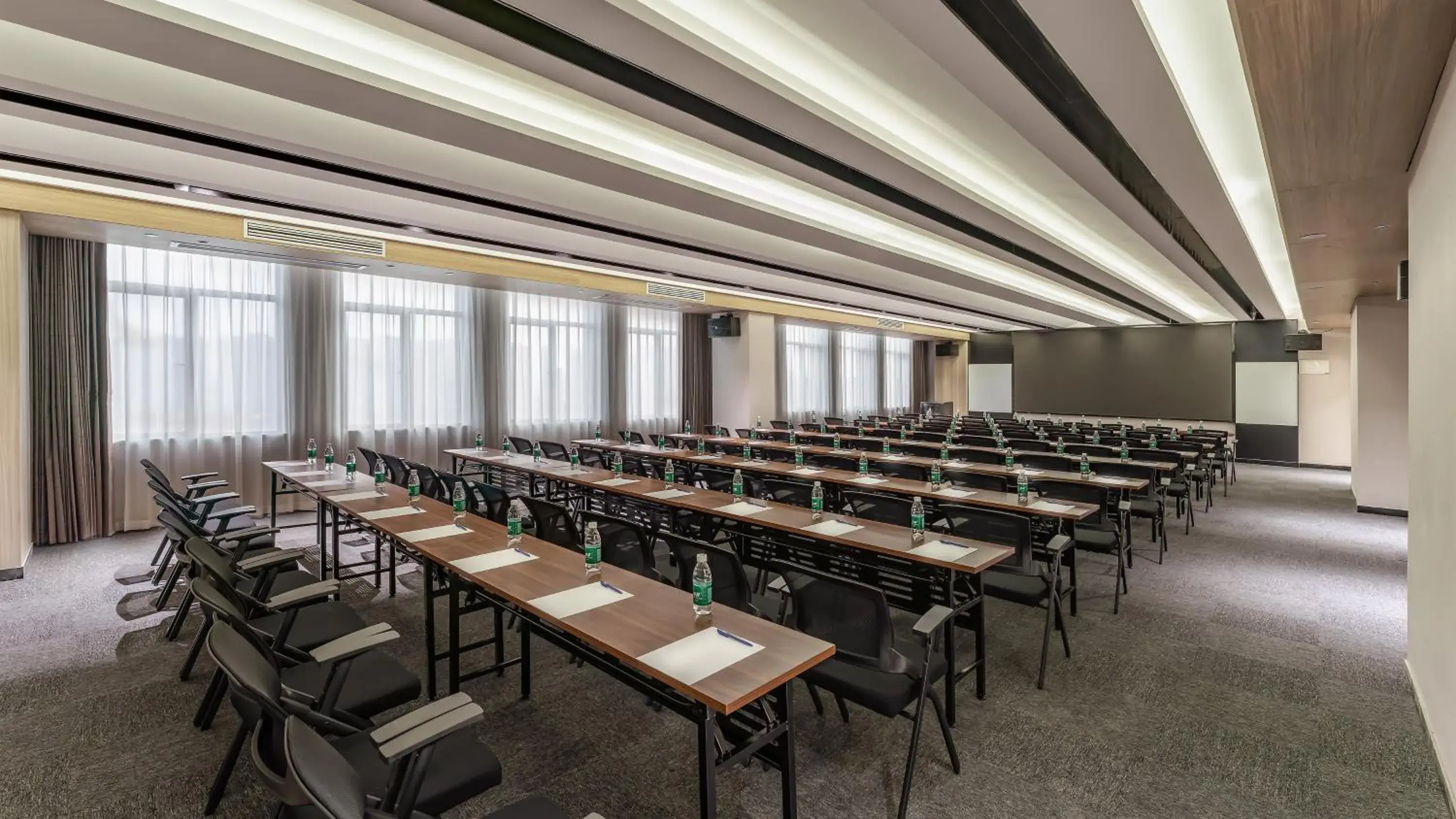 Meeting/conference room in Holiday Inn Express Nanchang Qingshan Lake View, an IHG Hotel