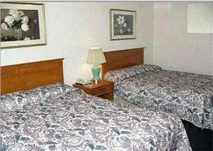 Queen Room with Two Queen Beds - Non-Smoking in Econo Lodge by the Falls