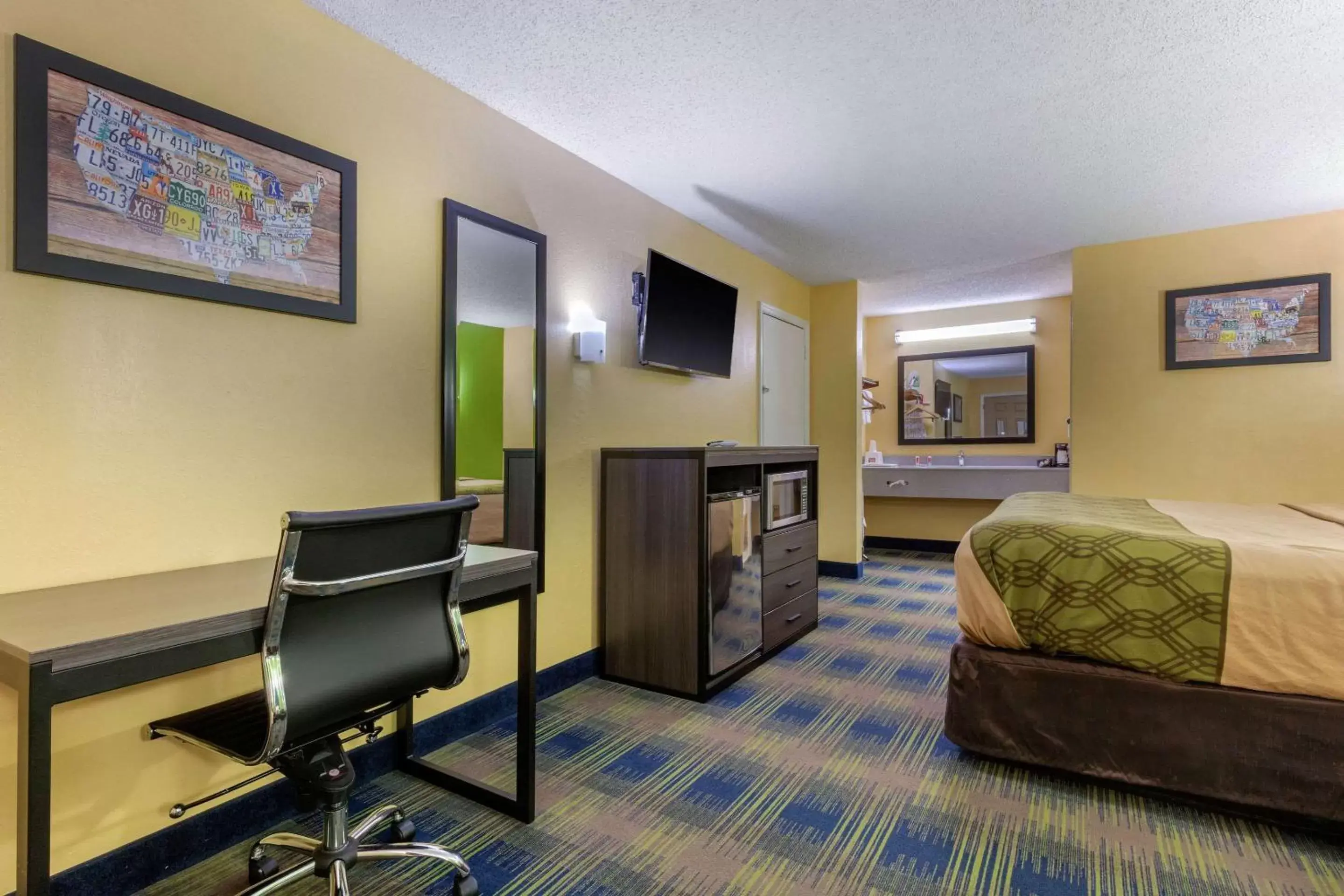 Photo of the whole room, Seating Area in Econo Lodge Nashville Airport East