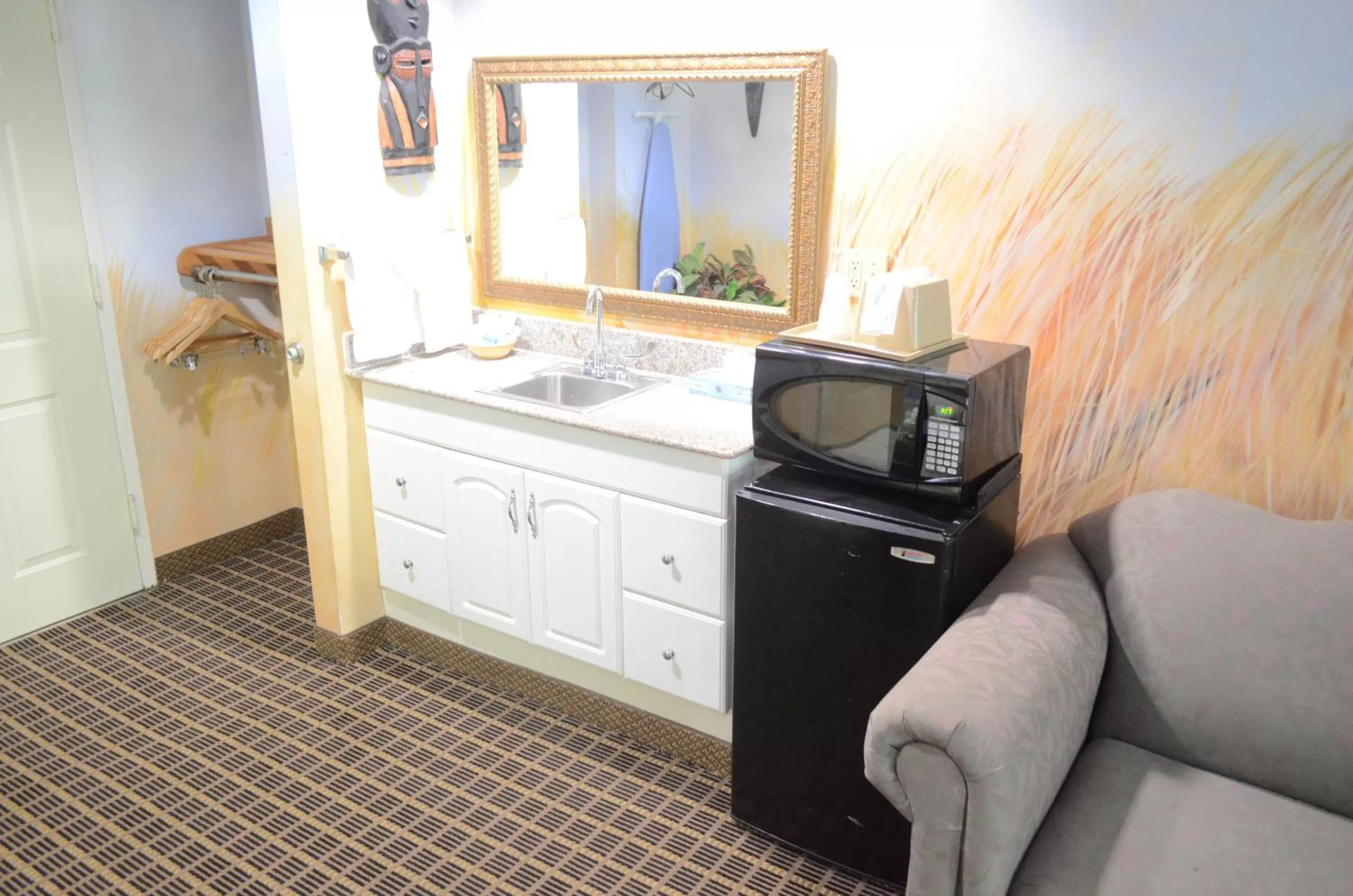 Kitchen or kitchenette in Scottish Inn and Suites NRG Park/Texas Medical Center - Houston