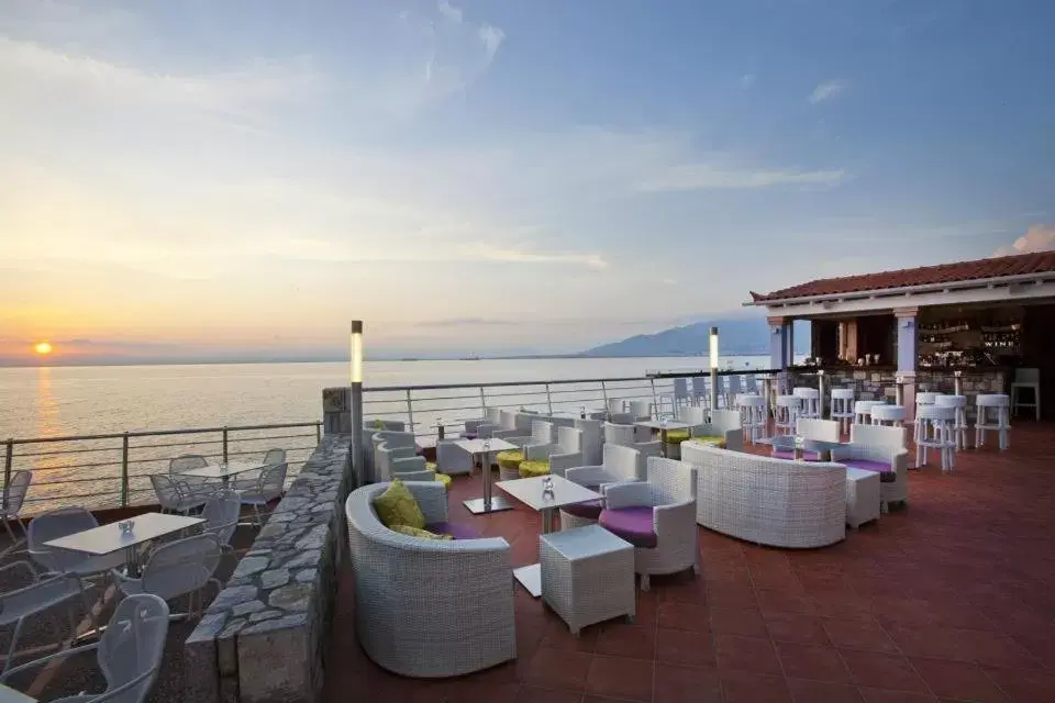 Lounge or bar in Akti Taygetos - Conference Resort