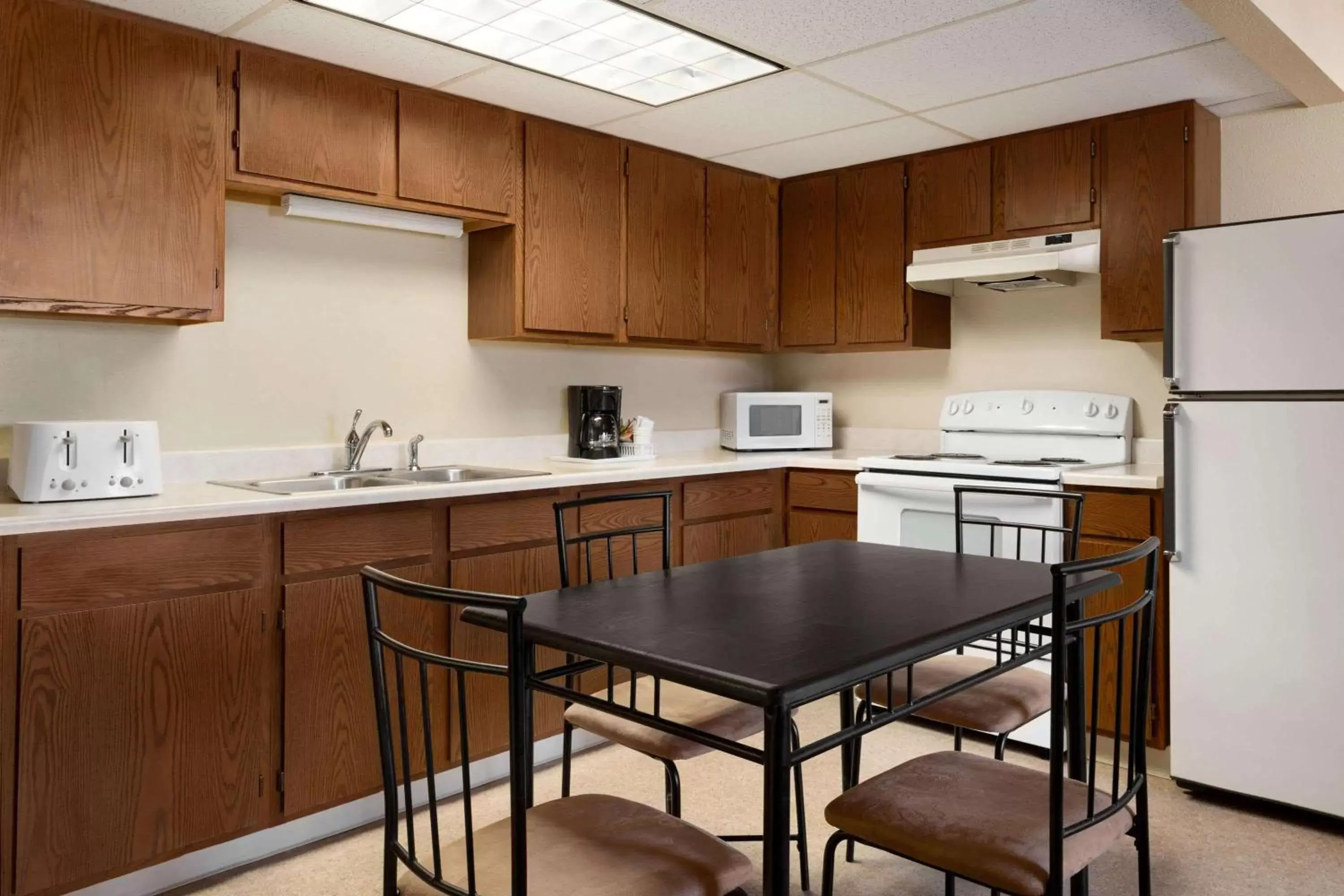 Photo of the whole room, Kitchen/Kitchenette in Super 8 by Wyndham Columbus