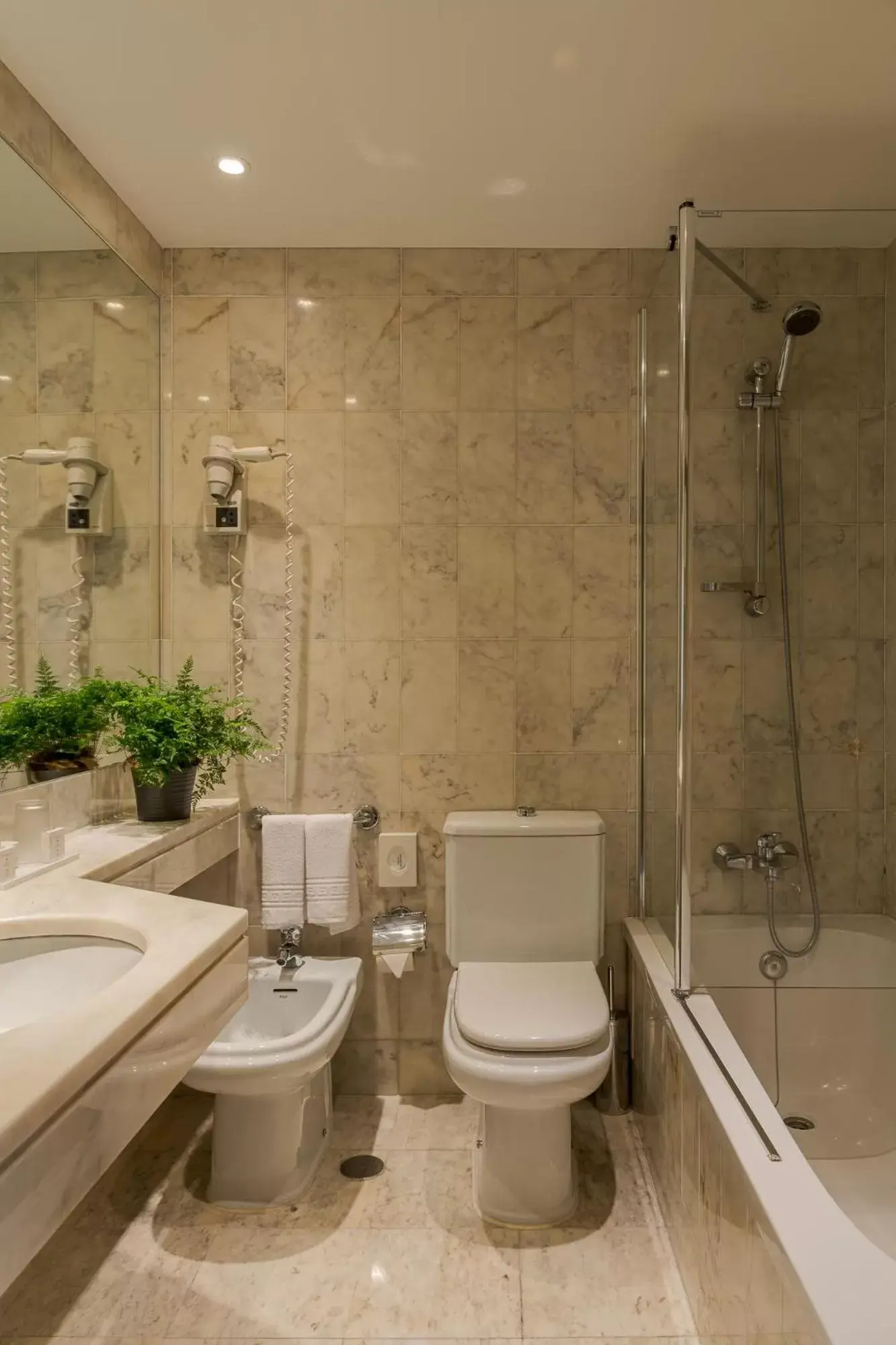 Shower, Bathroom in Hotel Dom Carlos Park