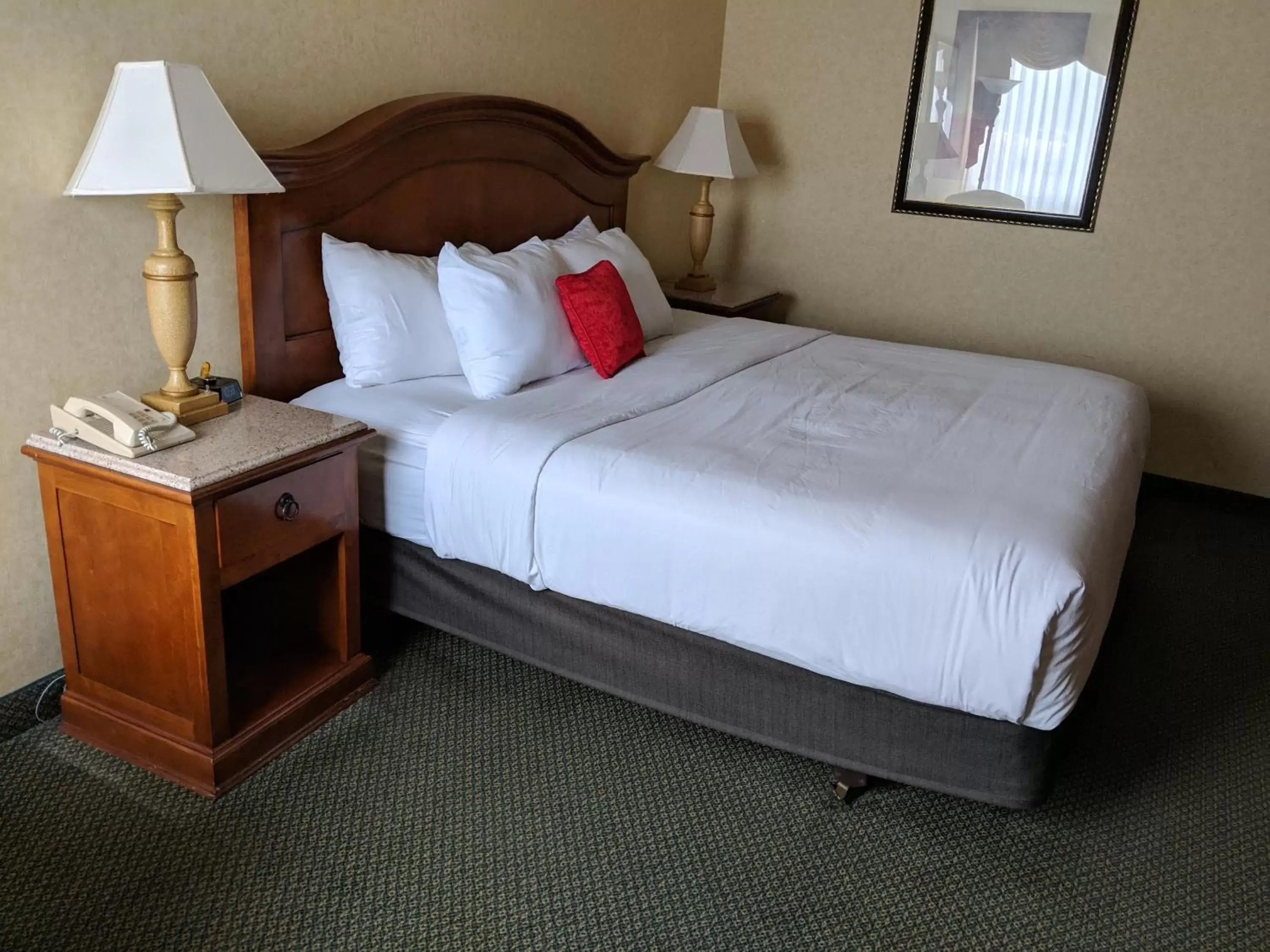 Photo of the whole room, Bed in Red Lion Hotel Kelso