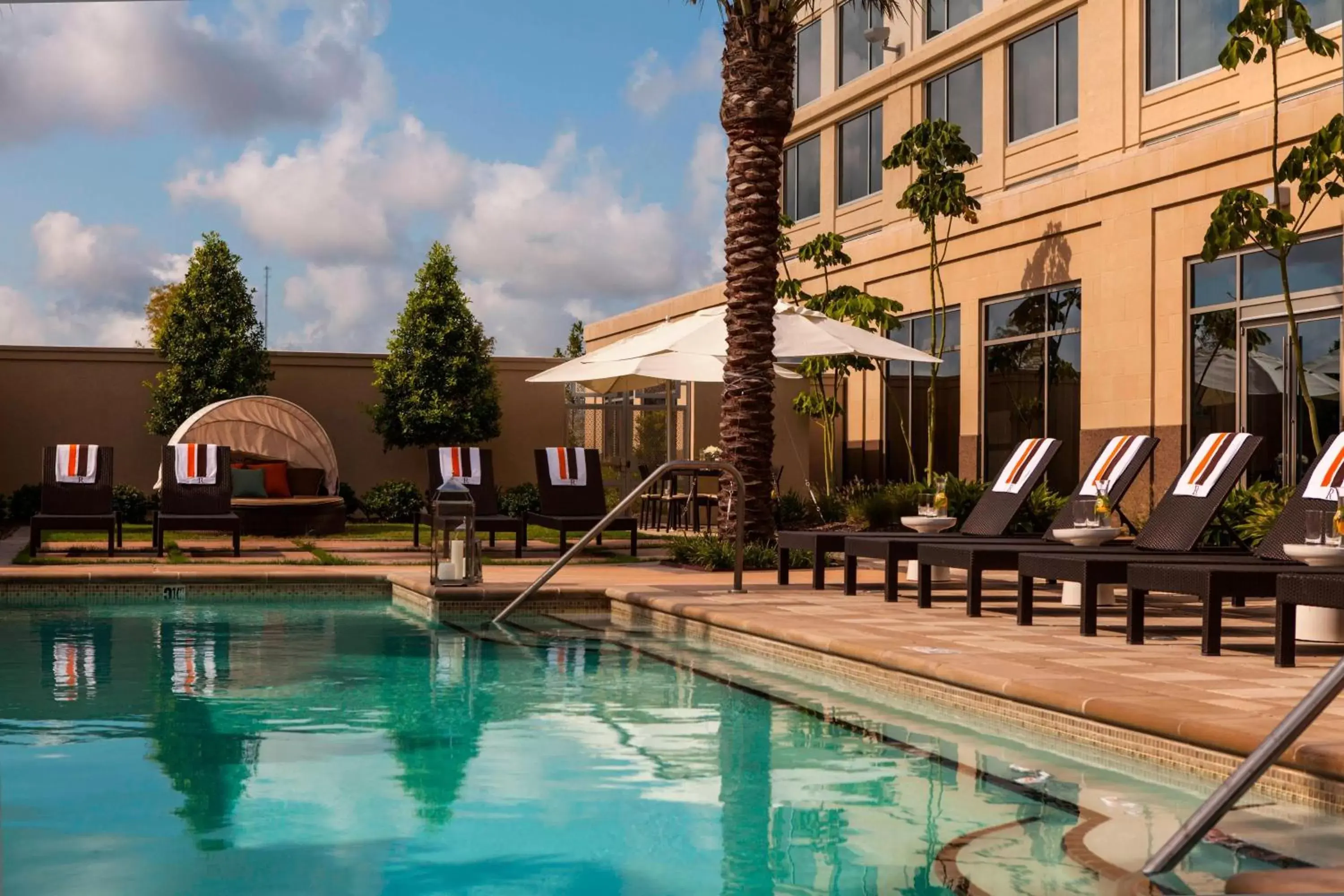 Swimming Pool in Renaissance Baton Rouge Hotel