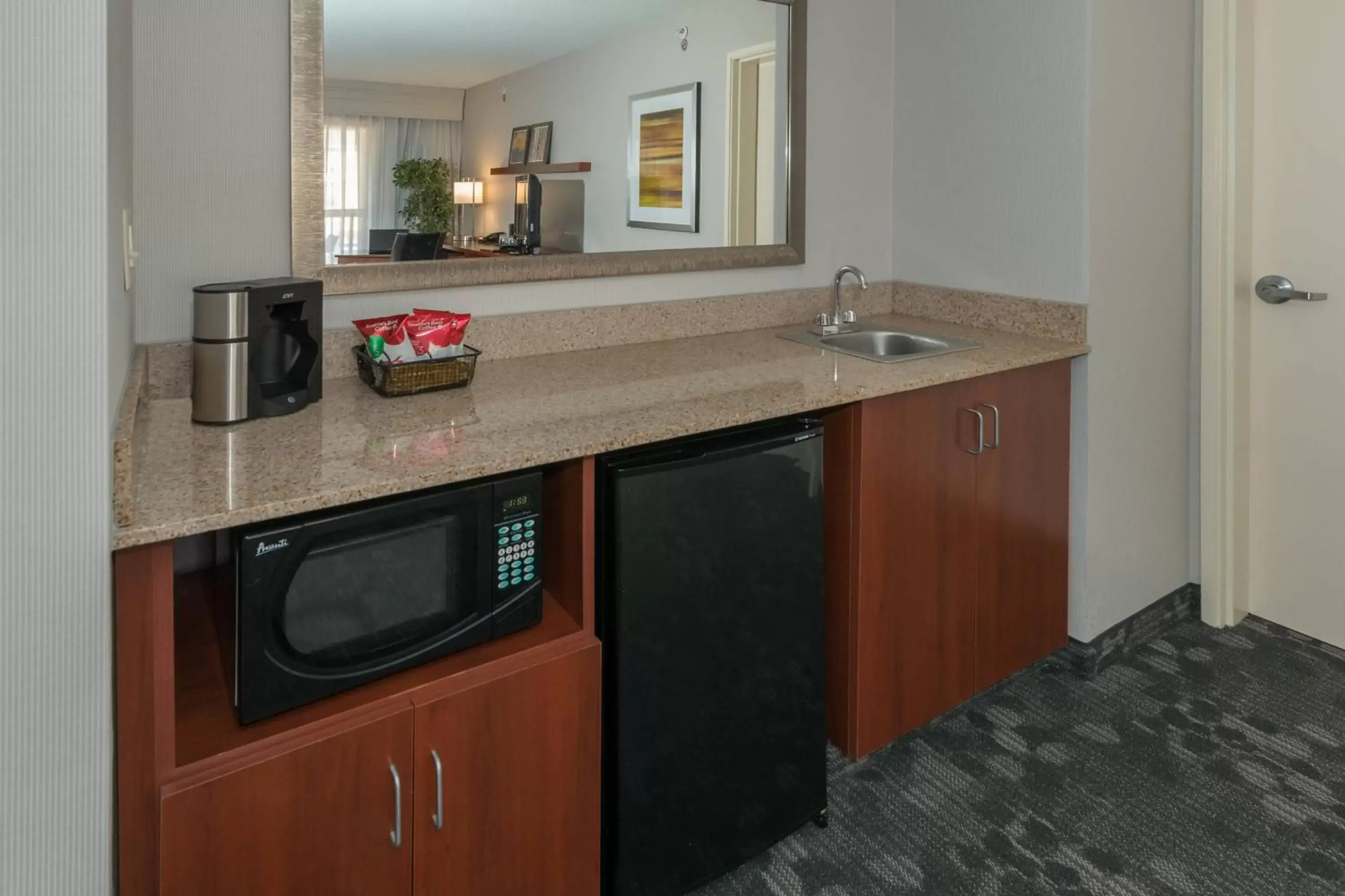 Photo of the whole room, Kitchen/Kitchenette in Courtyard by Marriott Panama City